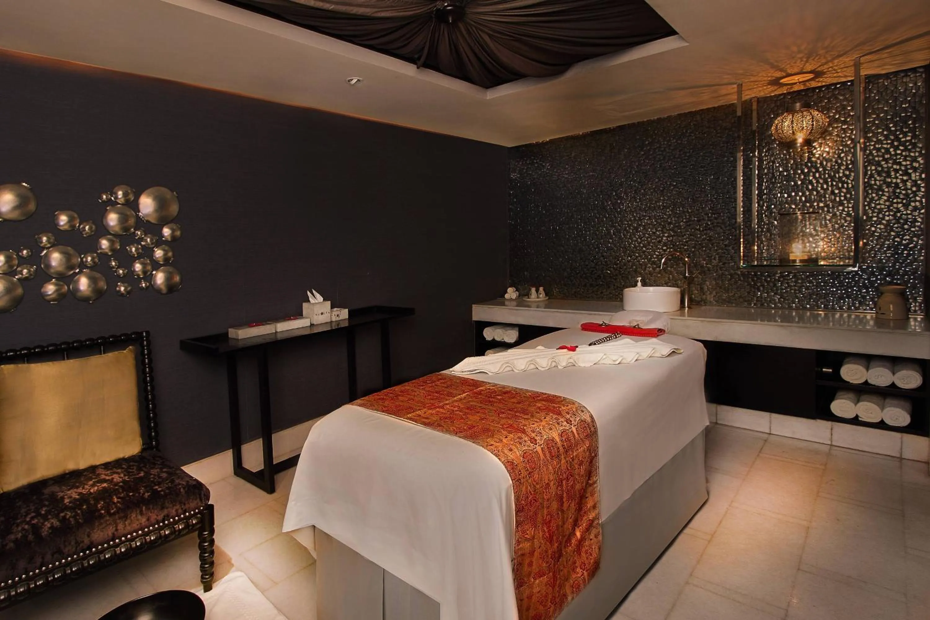 Spa and wellness centre/facilities, Bed in ITC Windsor, a Luxury Collection Hotel, Bengaluru