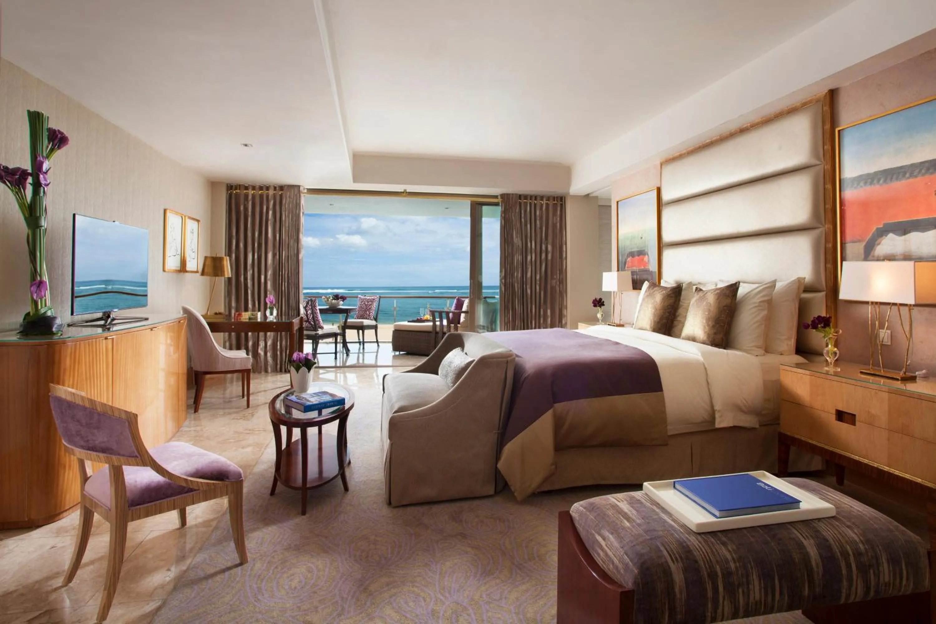 Bedroom, Bed in The Mulia