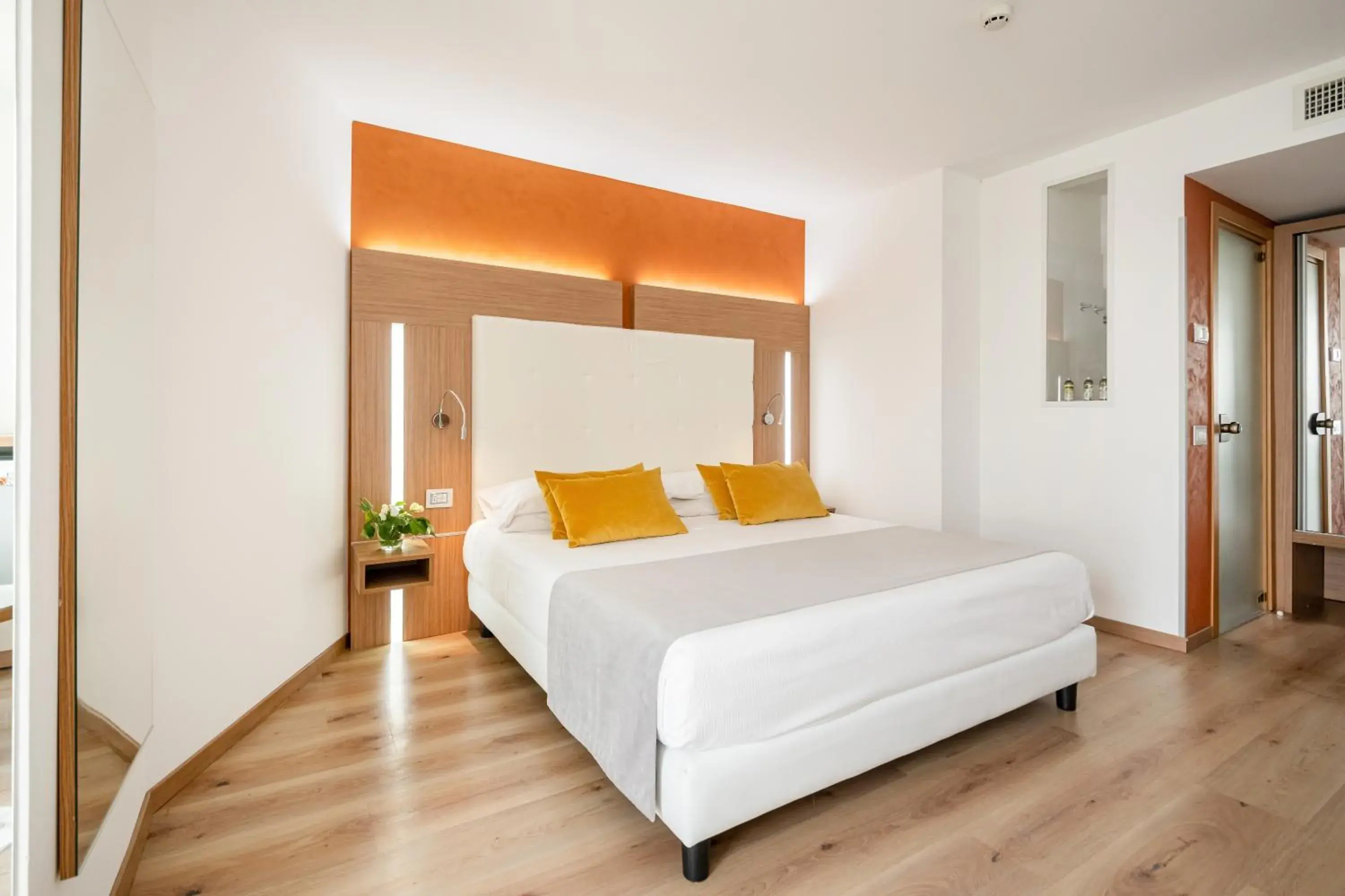 Prestige Double Room with Lake View in Kriss Internazionale Hotel Prestige Double Room with Lake View in Kriss Internazionale Hotel