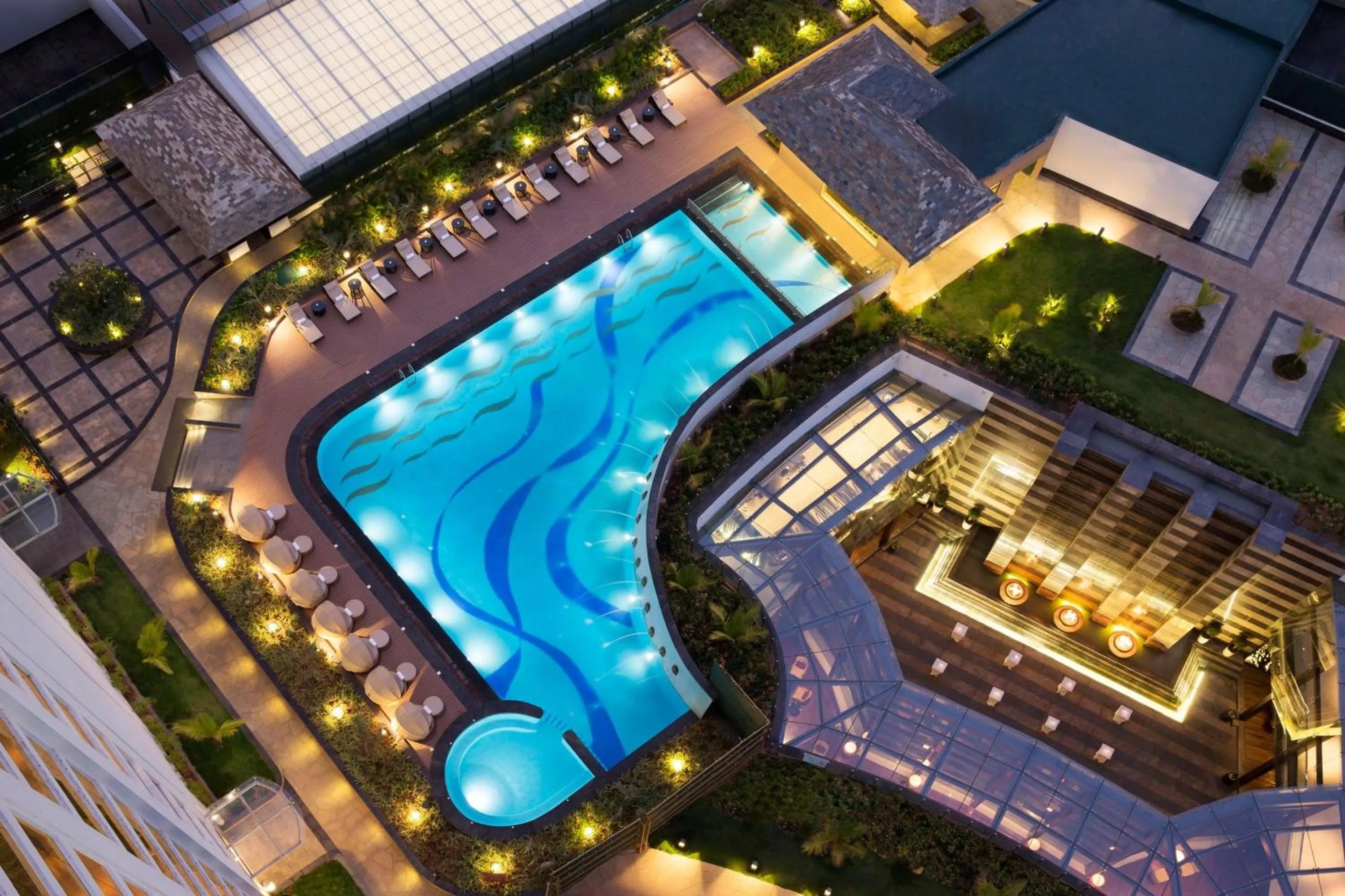Swimming pool in Bengaluru Marriott Hotel Whitefield