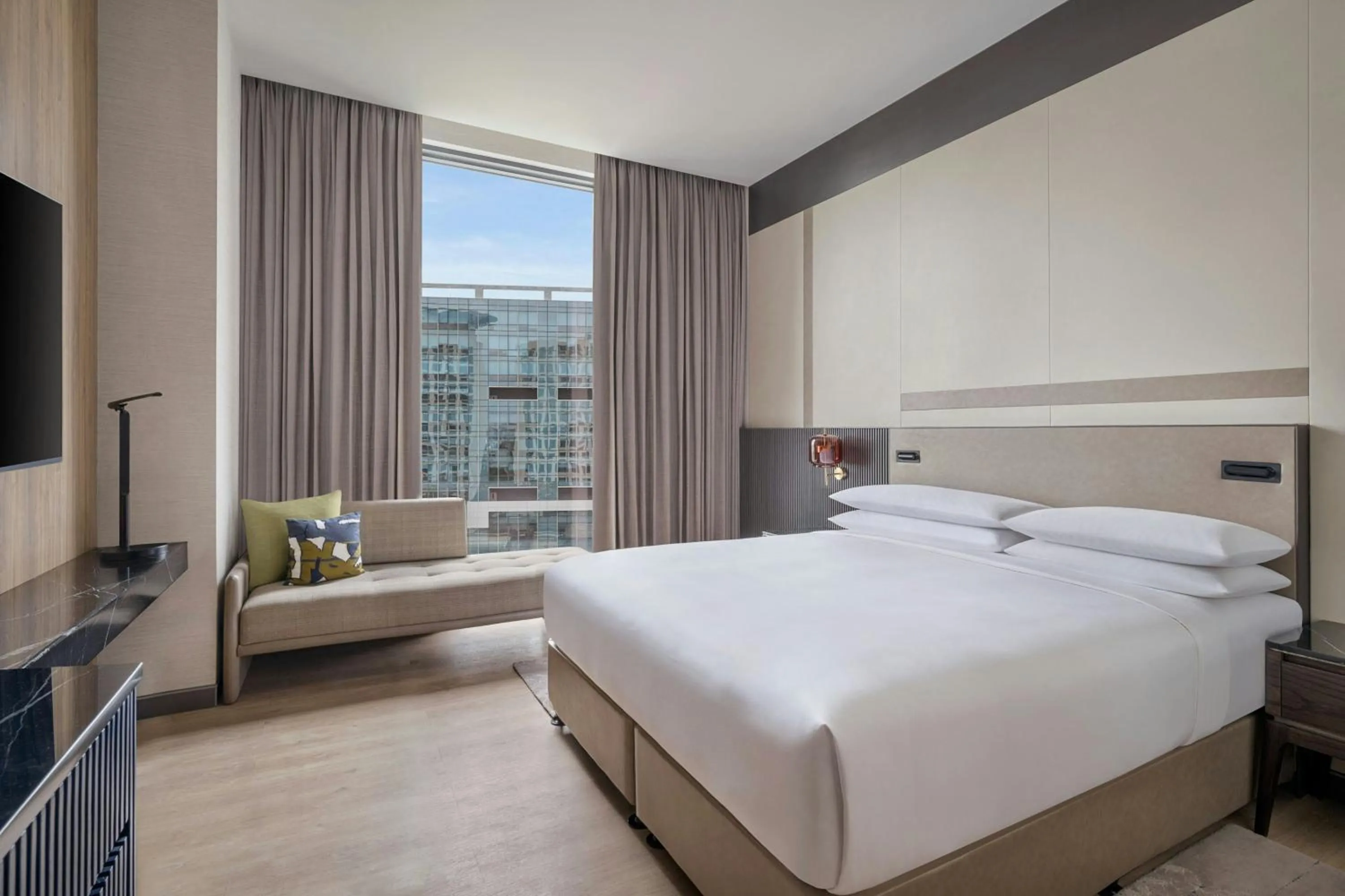 Swimming pool, Bed in Bengaluru Marriott Hotel Whitefield