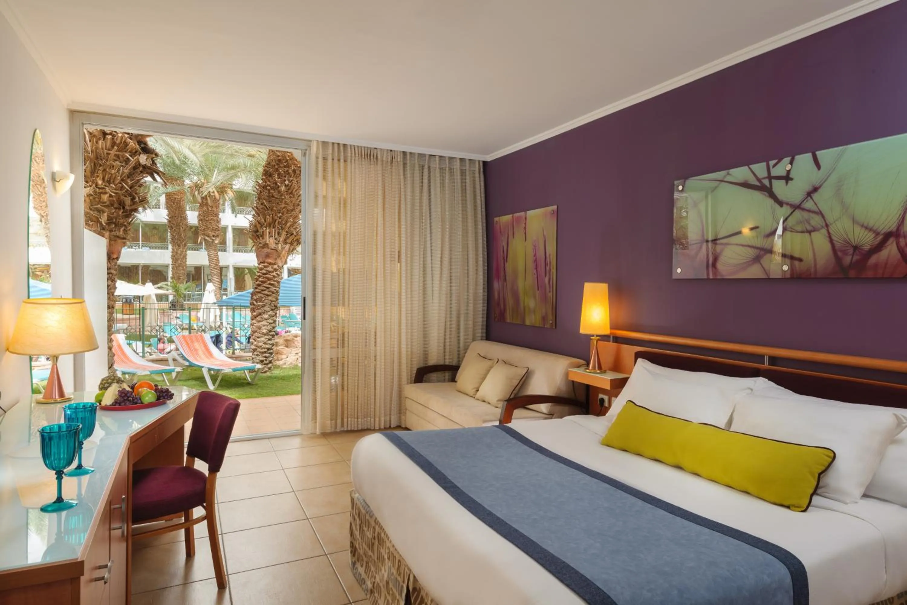 Balcony/Terrace, Bed in Leonardo Club Eilat - All Inclusive