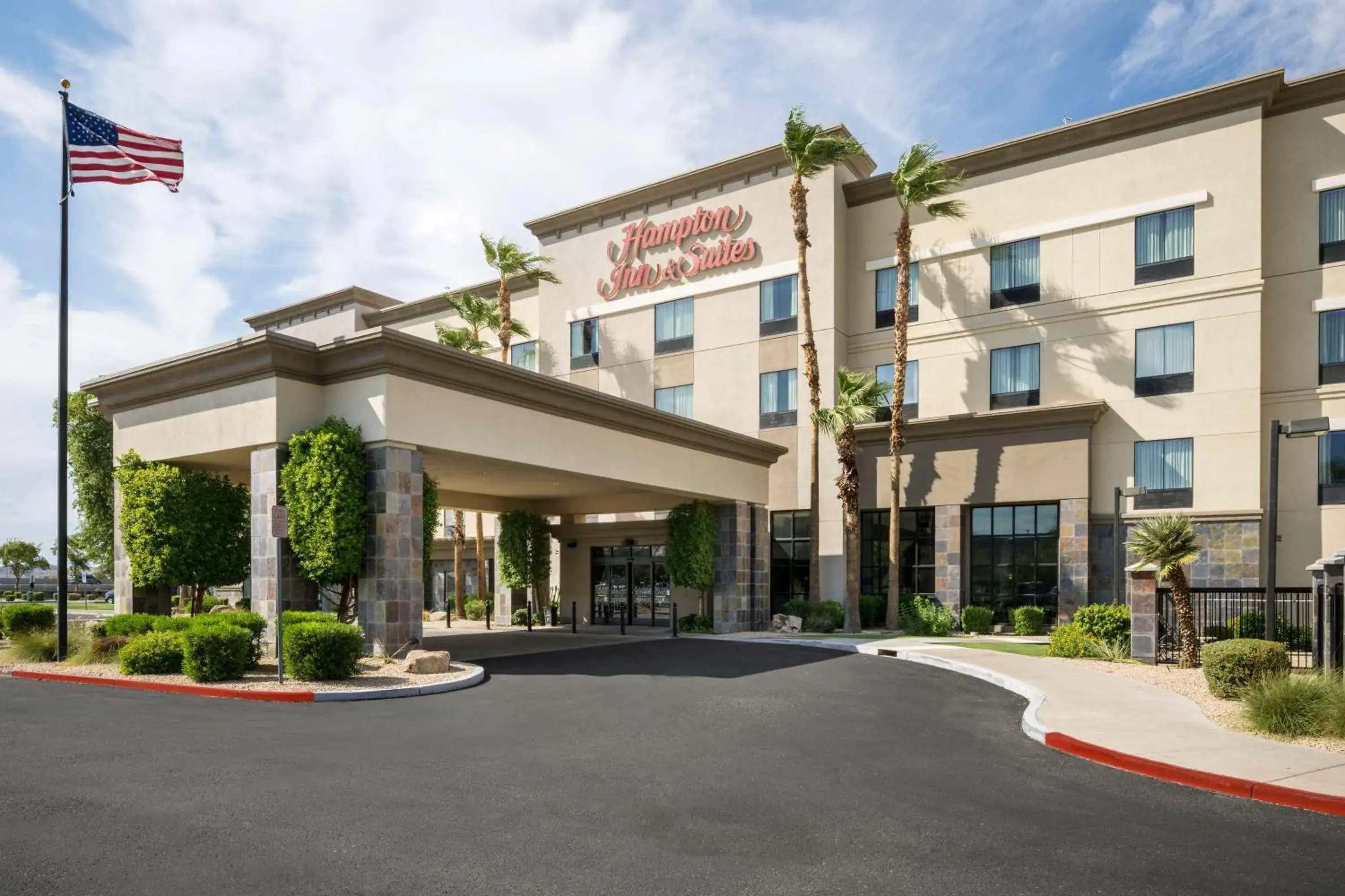 Property building in Hampton Inn & Suites Phoenix North/Happy Valley Property building in Hampton Inn & Suites Phoenix North/Happy Valley