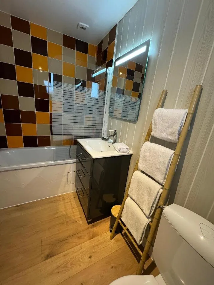 Bathroom in L'Acadie Brasserie Plage