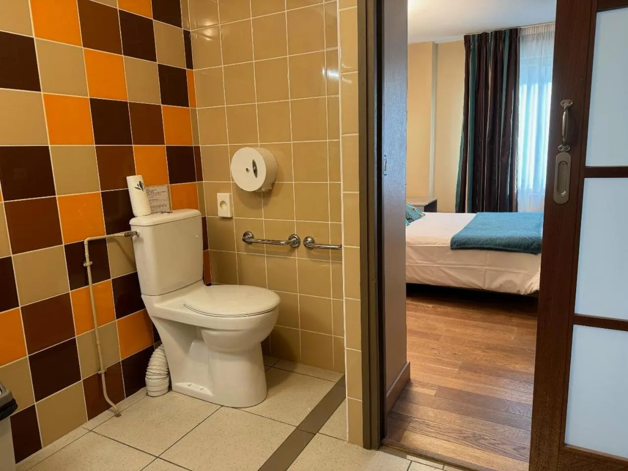 Property building, Bed in L'Acadie Brasserie Plage