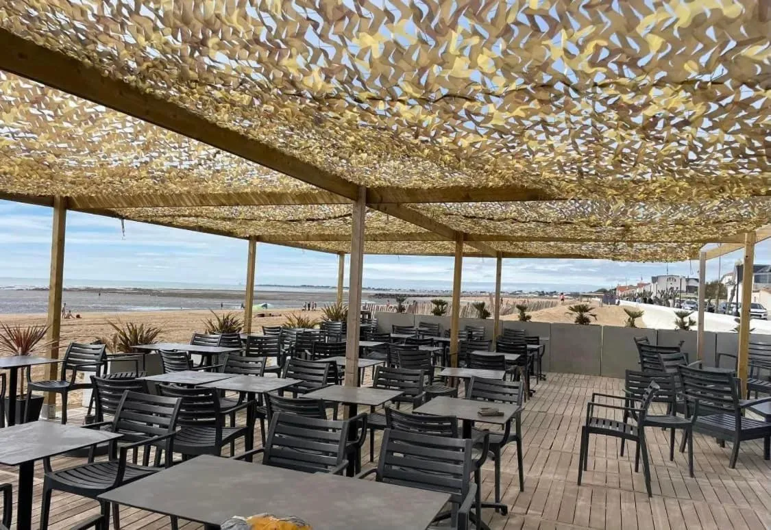 Balcony/Terrace, Restaurant/Places to Eat in L'Acadie Brasserie Plage