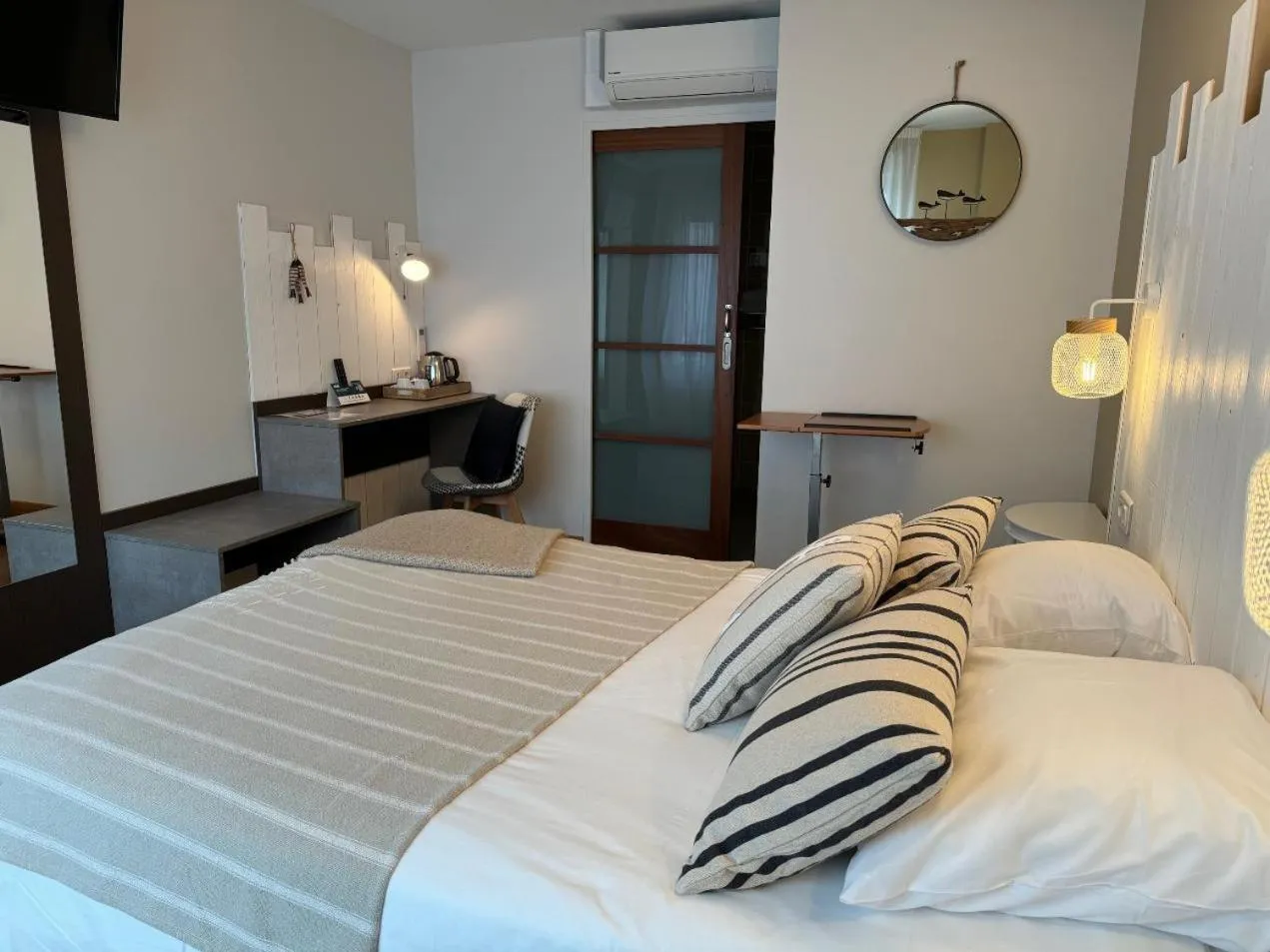 Bed in L'Acadie Brasserie Plage