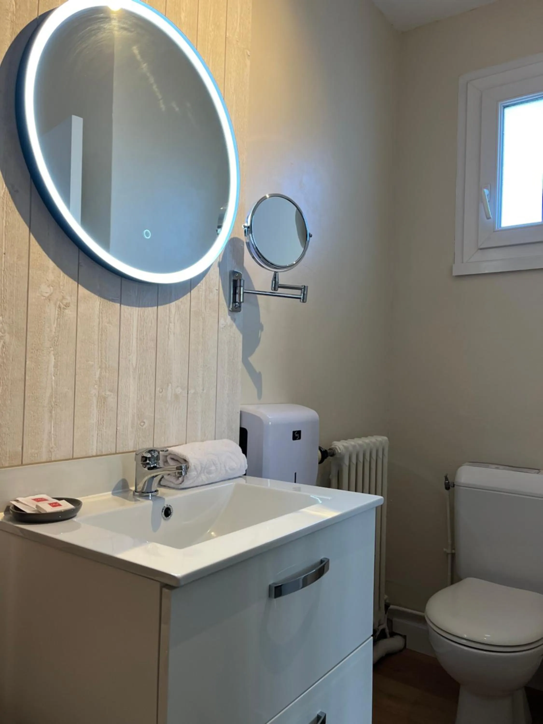 Bathroom in L'Acadie Brasserie Plage