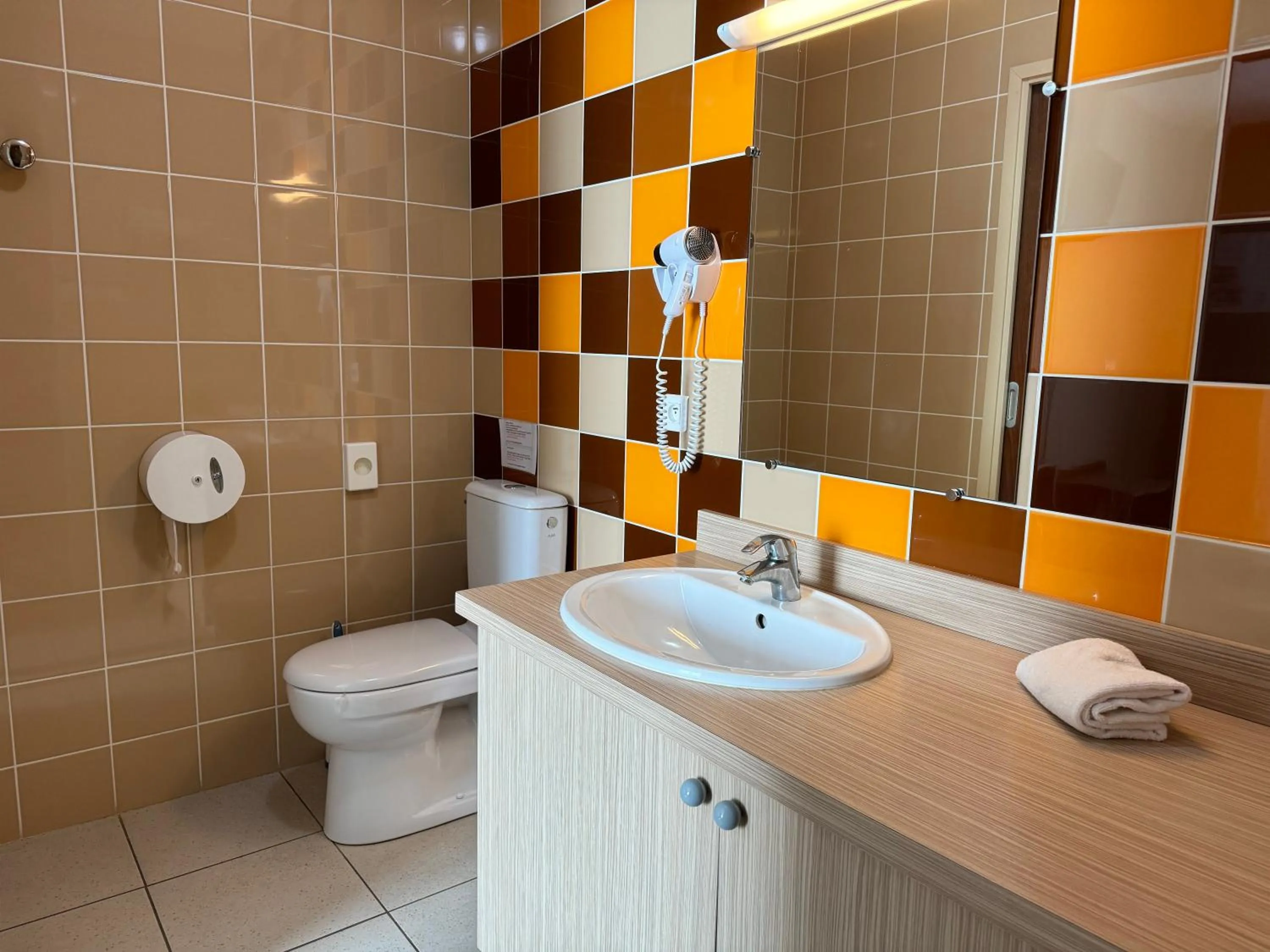 Shower, Bathroom in L'Acadie Brasserie Plage