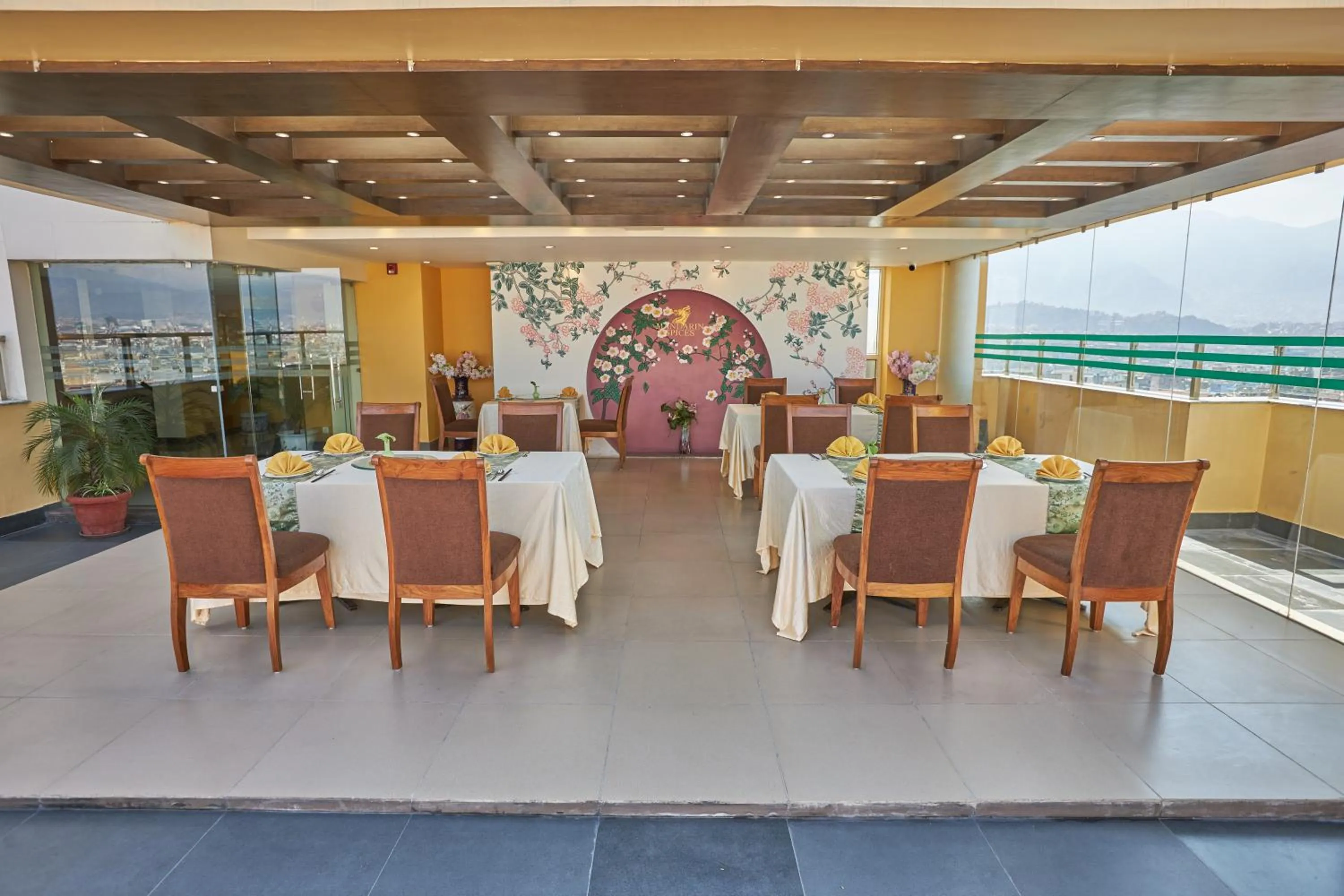 Restaurant/places to eat in Hotel Crowne Imperial