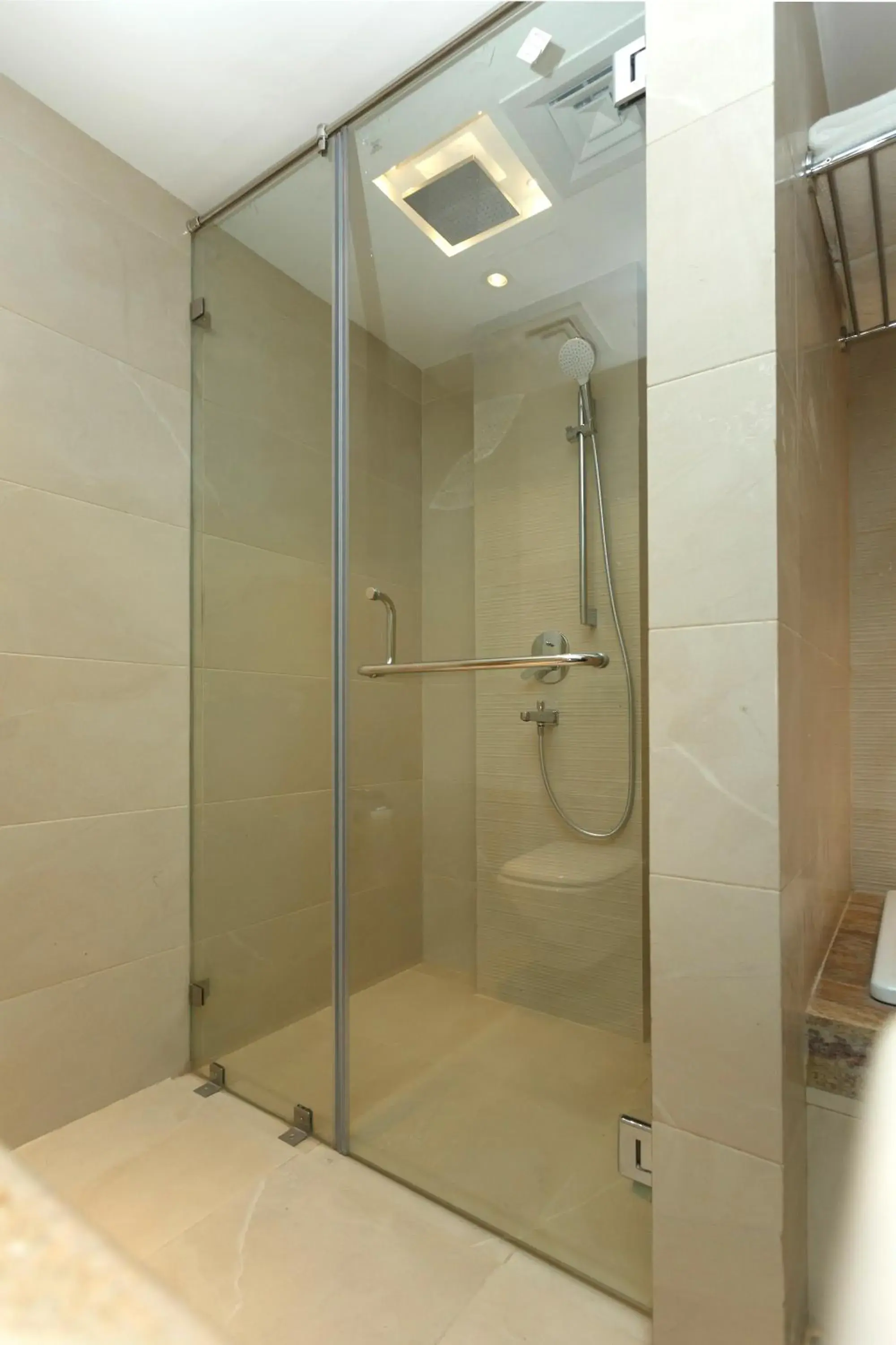 Bathroom in Hotel Crowne Imperial Bathroom in Hotel Crowne Imperial