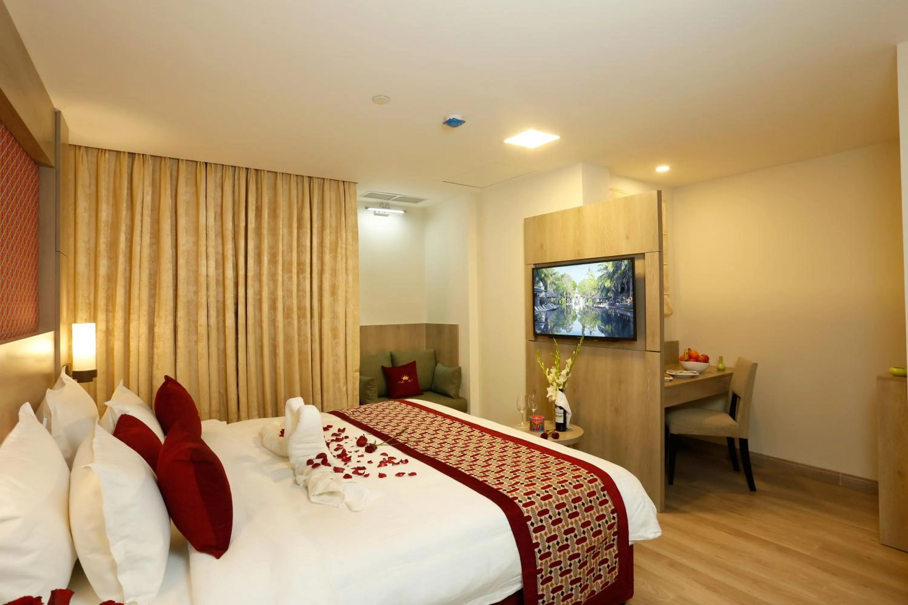 Bedroom, Bed in Hotel Crowne Imperial