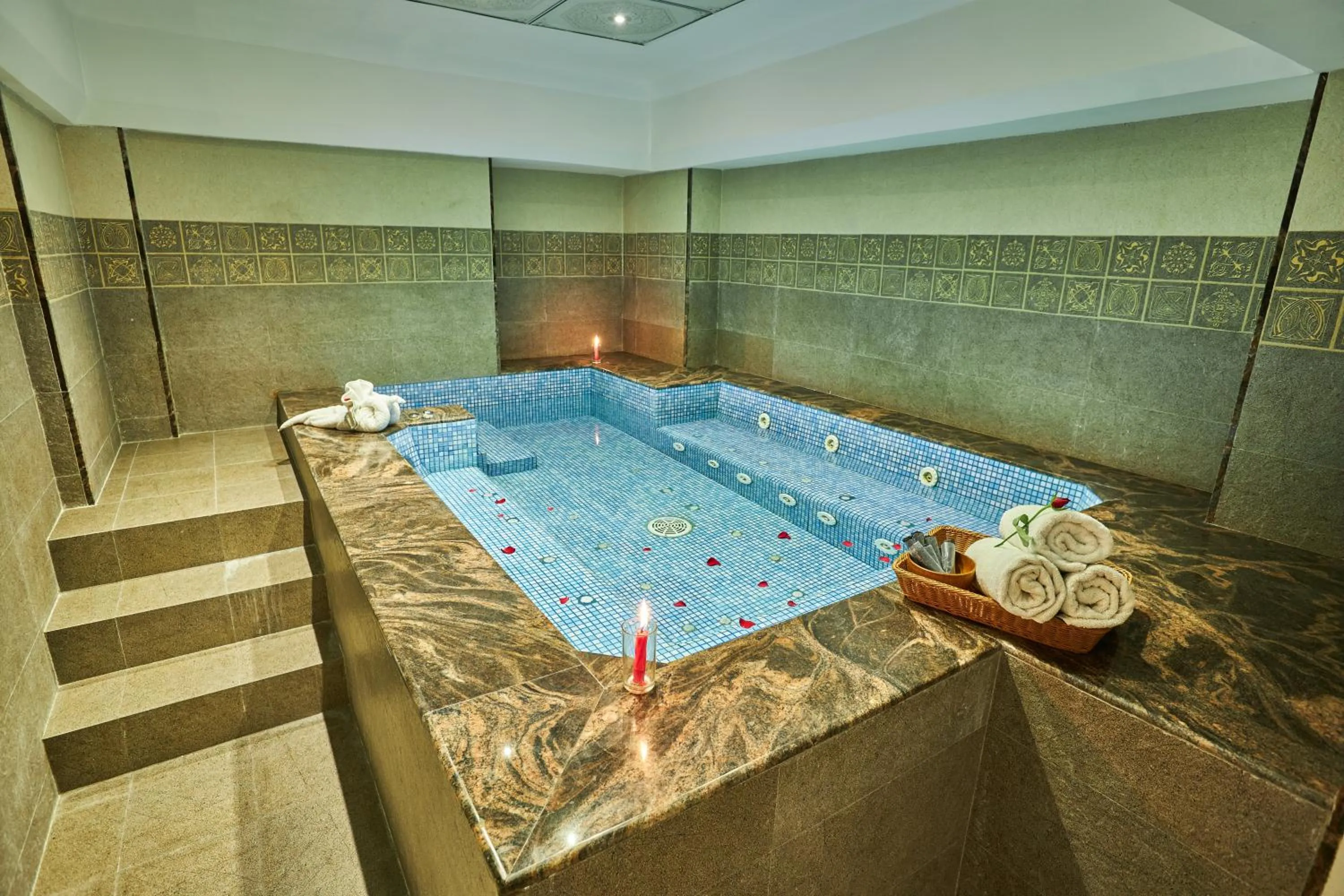 Hot Tub in Hotel Crowne Imperial