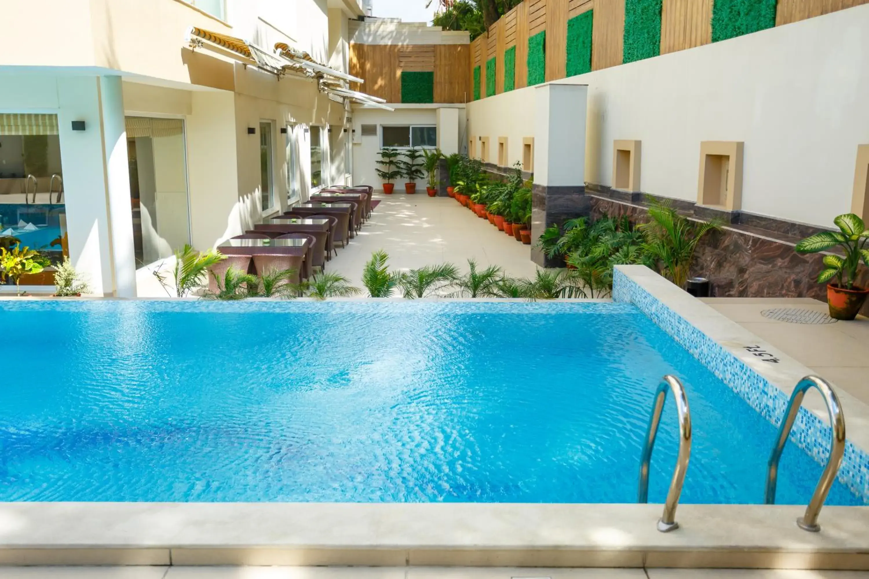 Pool view in Hotel Crowne Imperial Pool view in Hotel Crowne Imperial