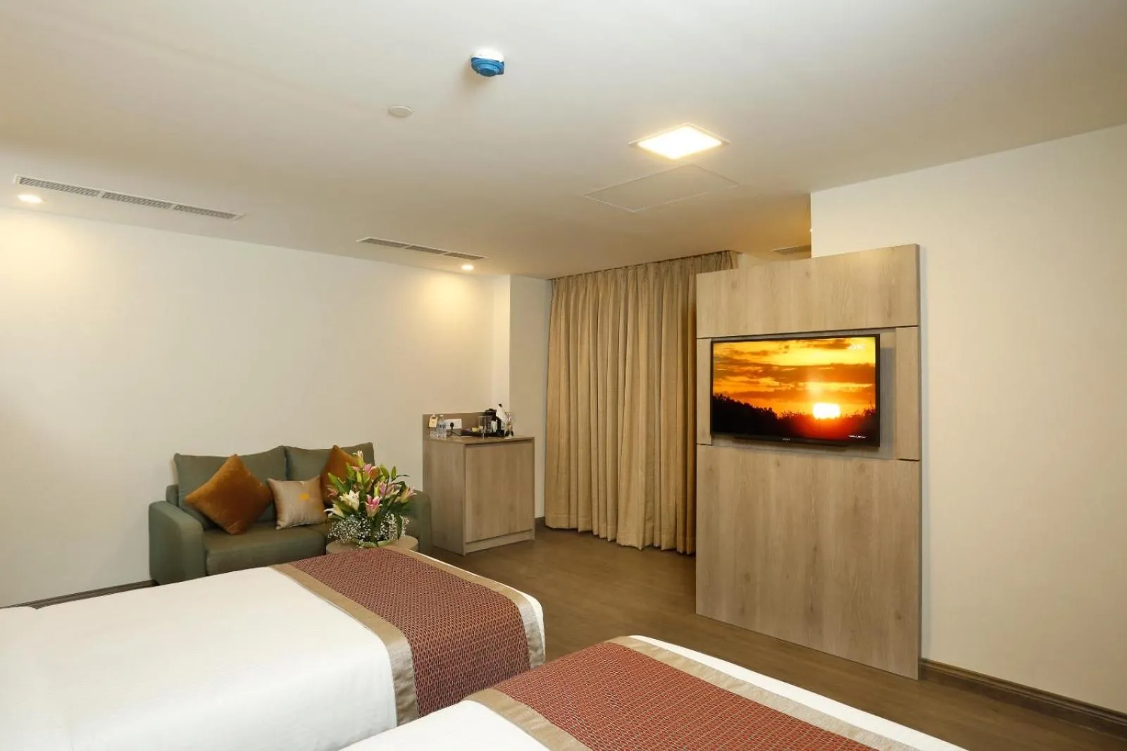 room service, Bed in Hotel Crowne Imperial