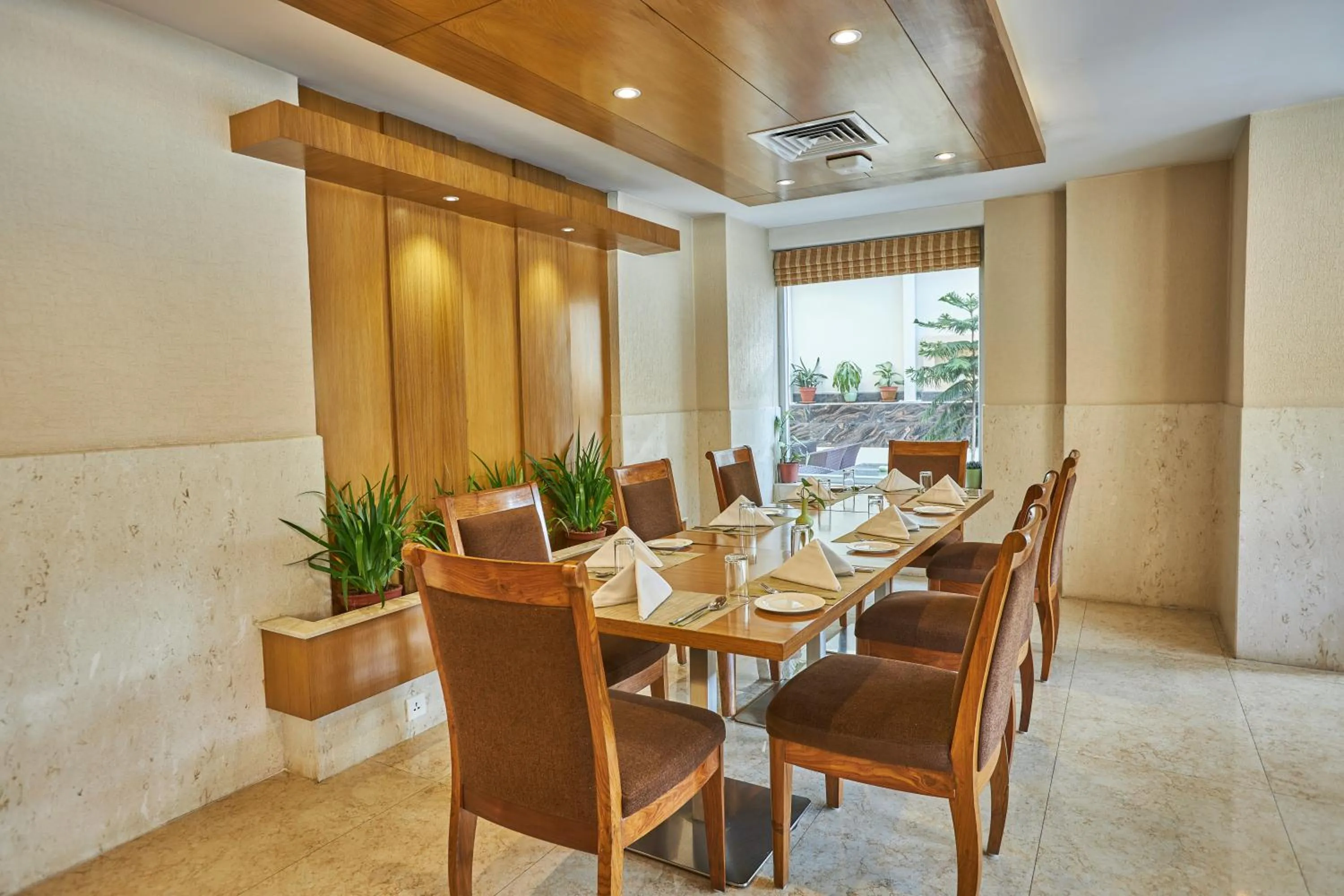 Restaurant/places to eat in Hotel Crowne Imperial