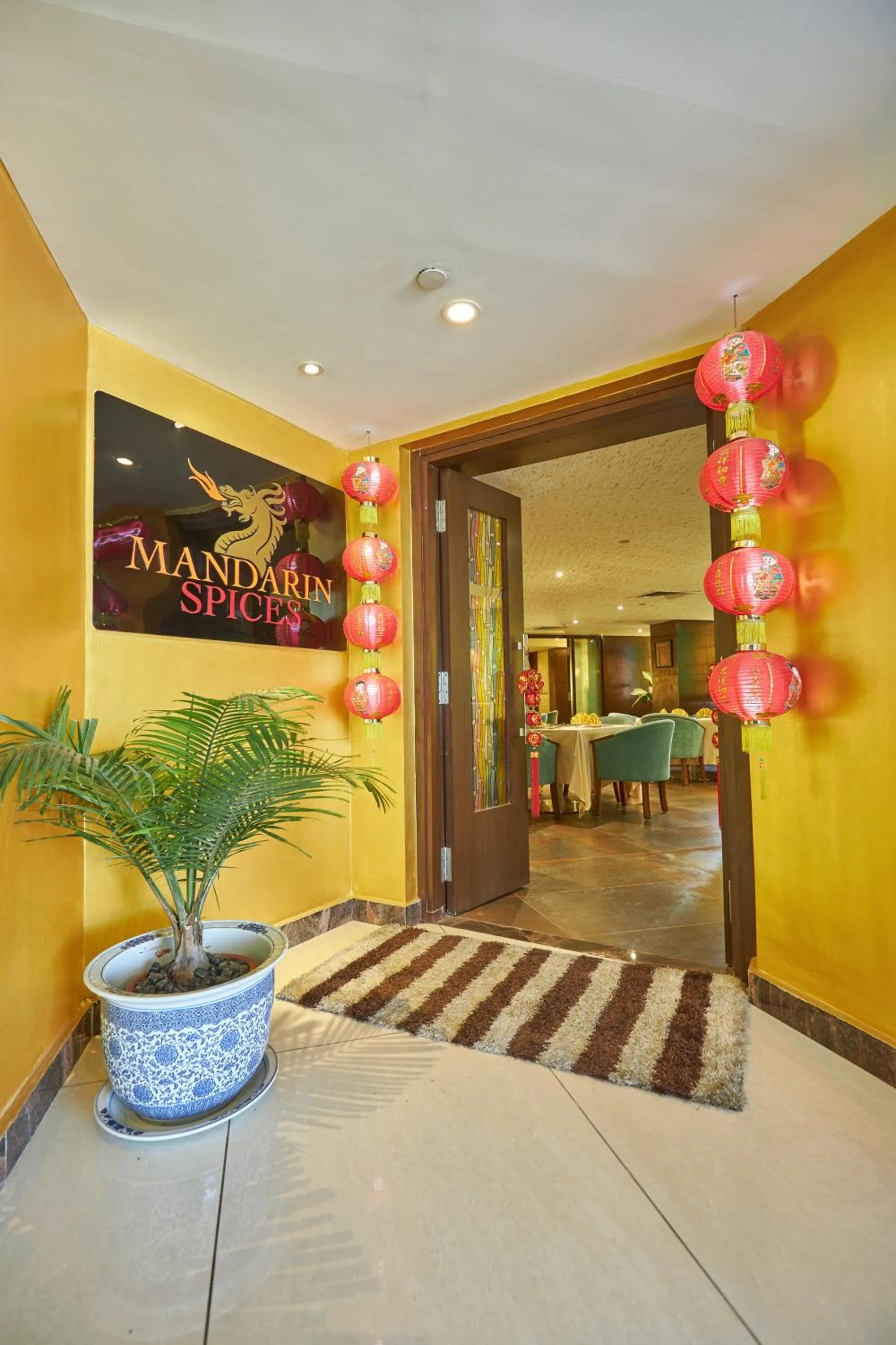 Restaurant/places to eat in Hotel Crowne Imperial