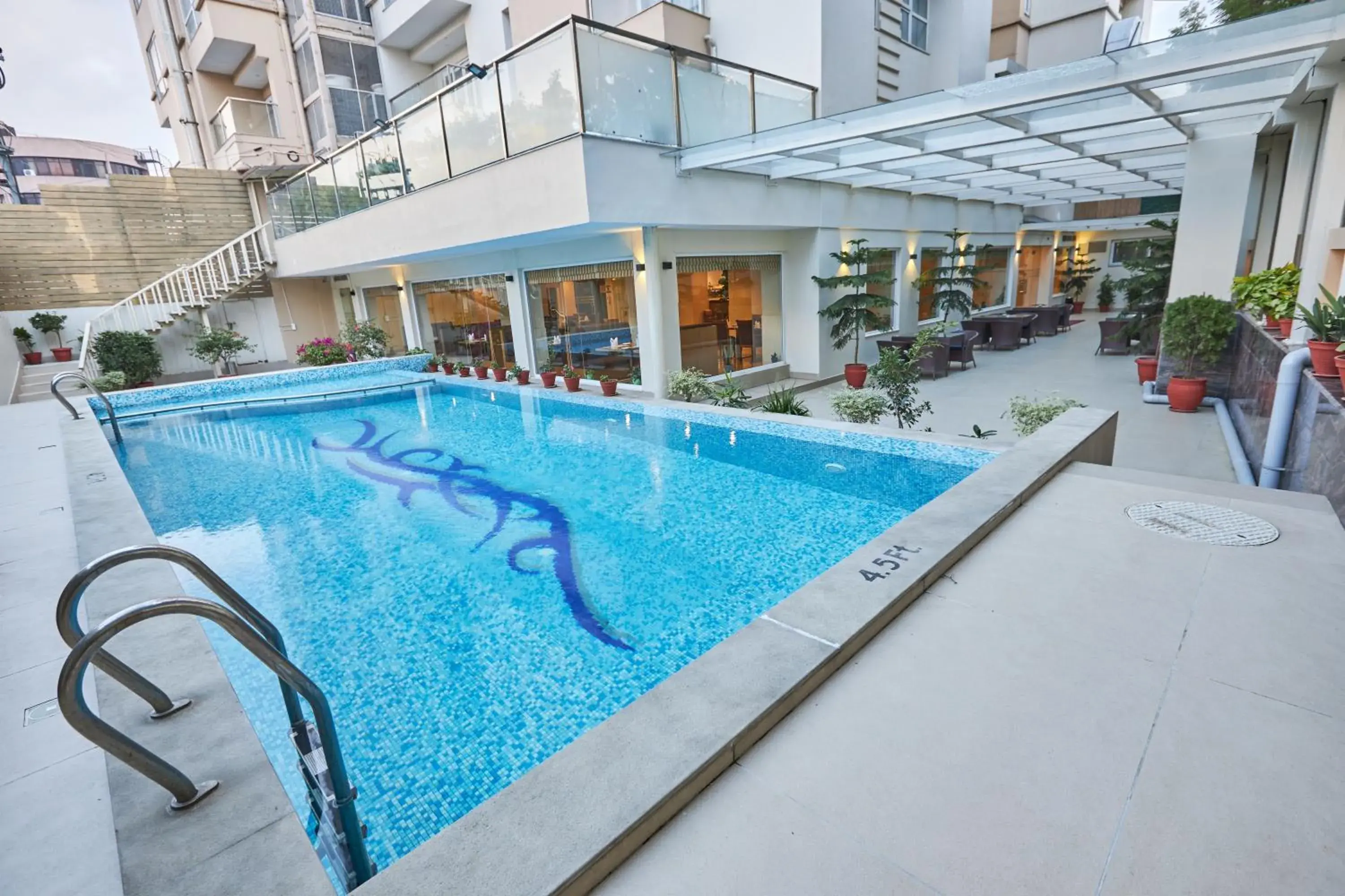 Swimming pool in Hotel Crowne Imperial Swimming pool in Hotel Crowne Imperial