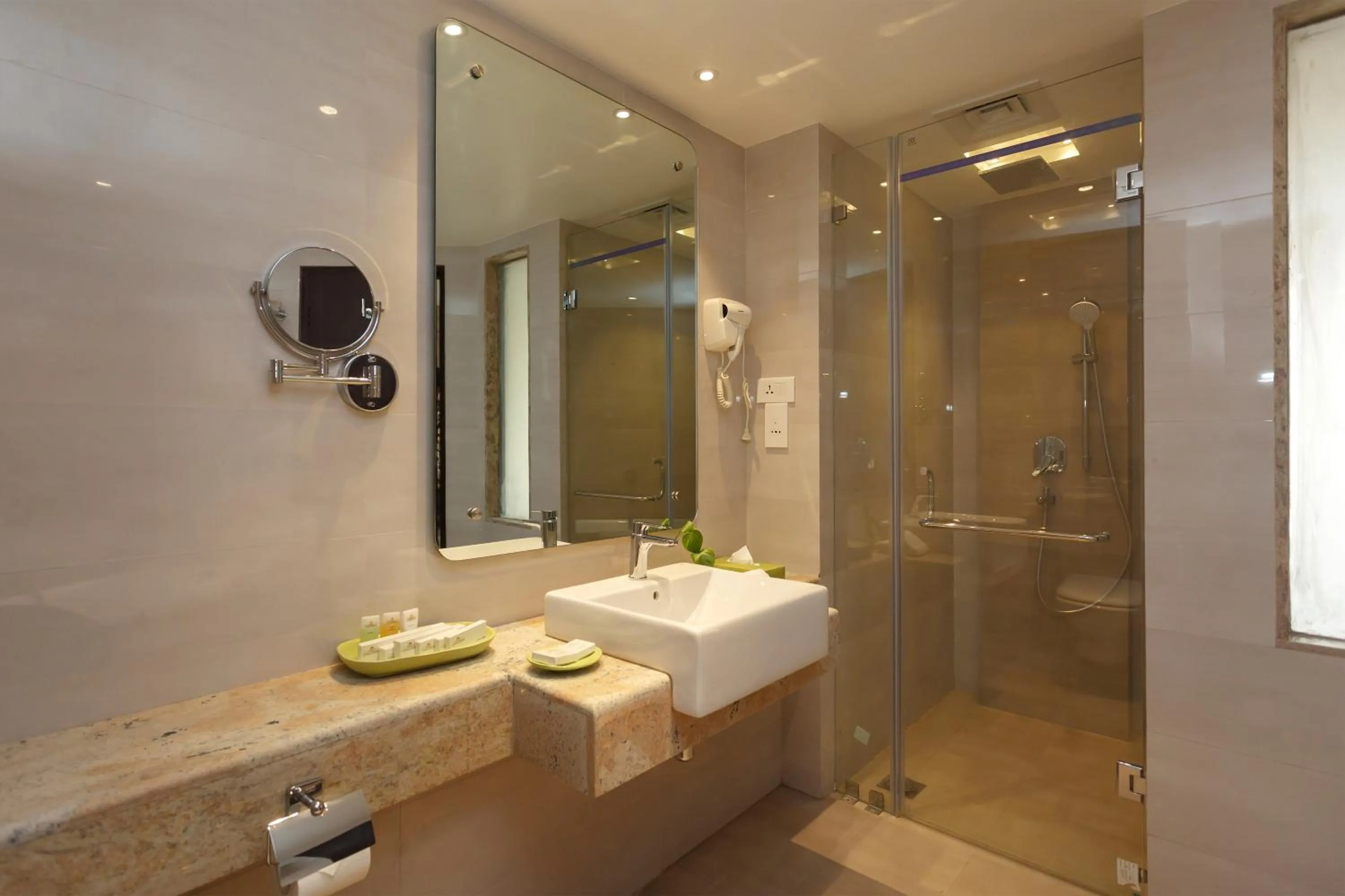 Shower in Hotel Crowne Imperial