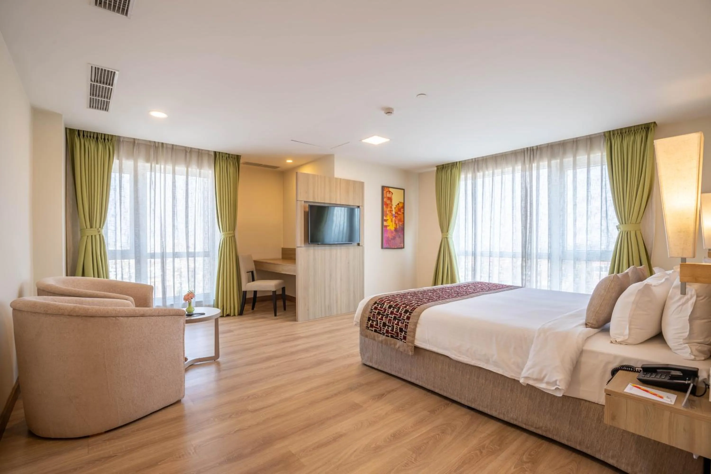 Photo of the whole room, Bed in Hotel Crowne Imperial