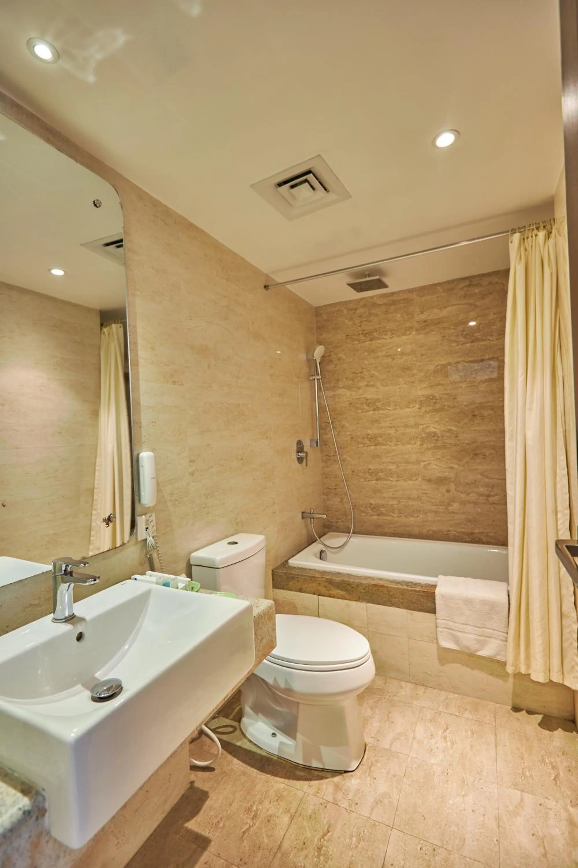 Bathroom in Hotel Crowne Imperial