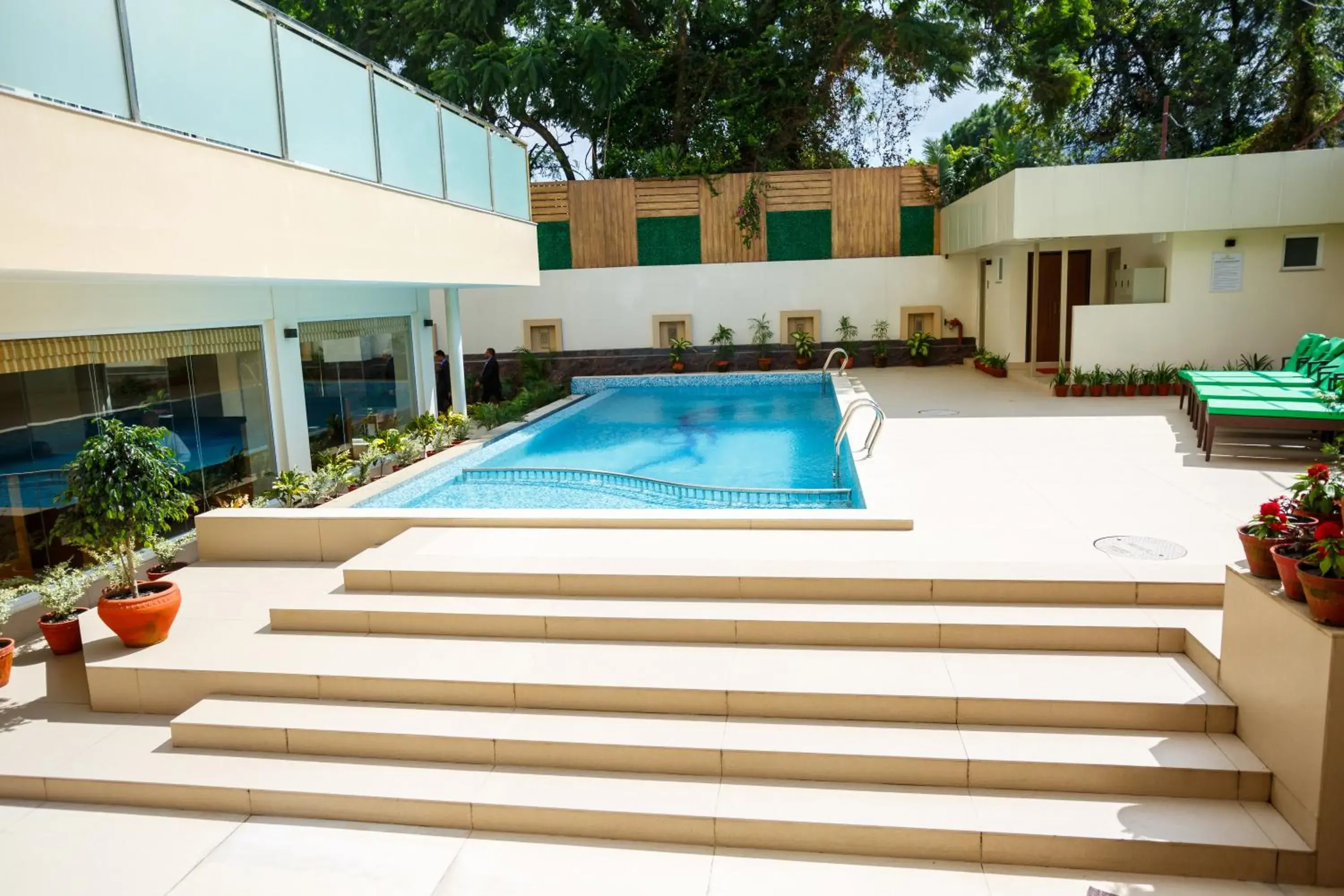 Swimming pool in Hotel Crowne Imperial Swimming pool in Hotel Crowne Imperial