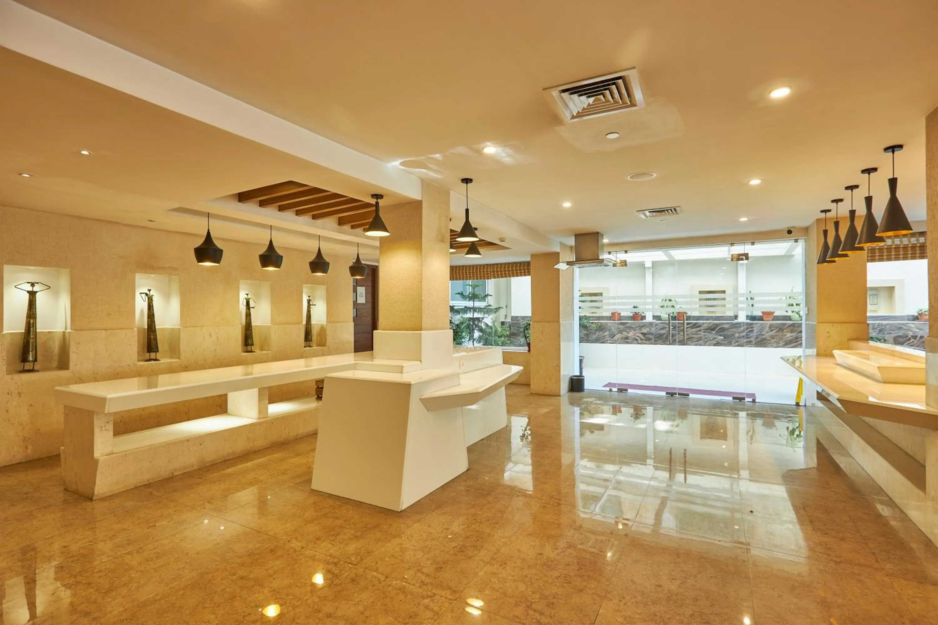 Restaurant/places to eat in Hotel Crowne Imperial