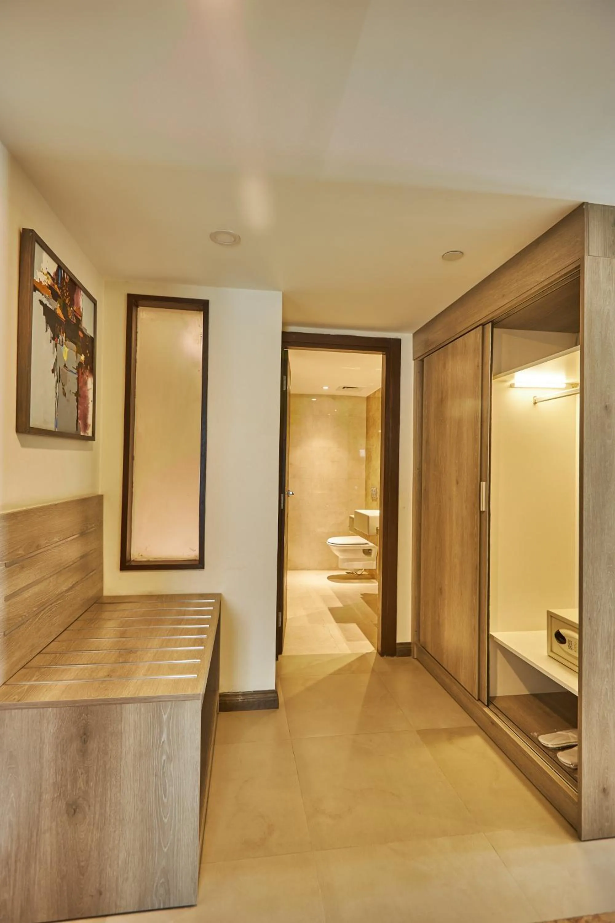 Bathroom, Bed in Hotel Crowne Imperial