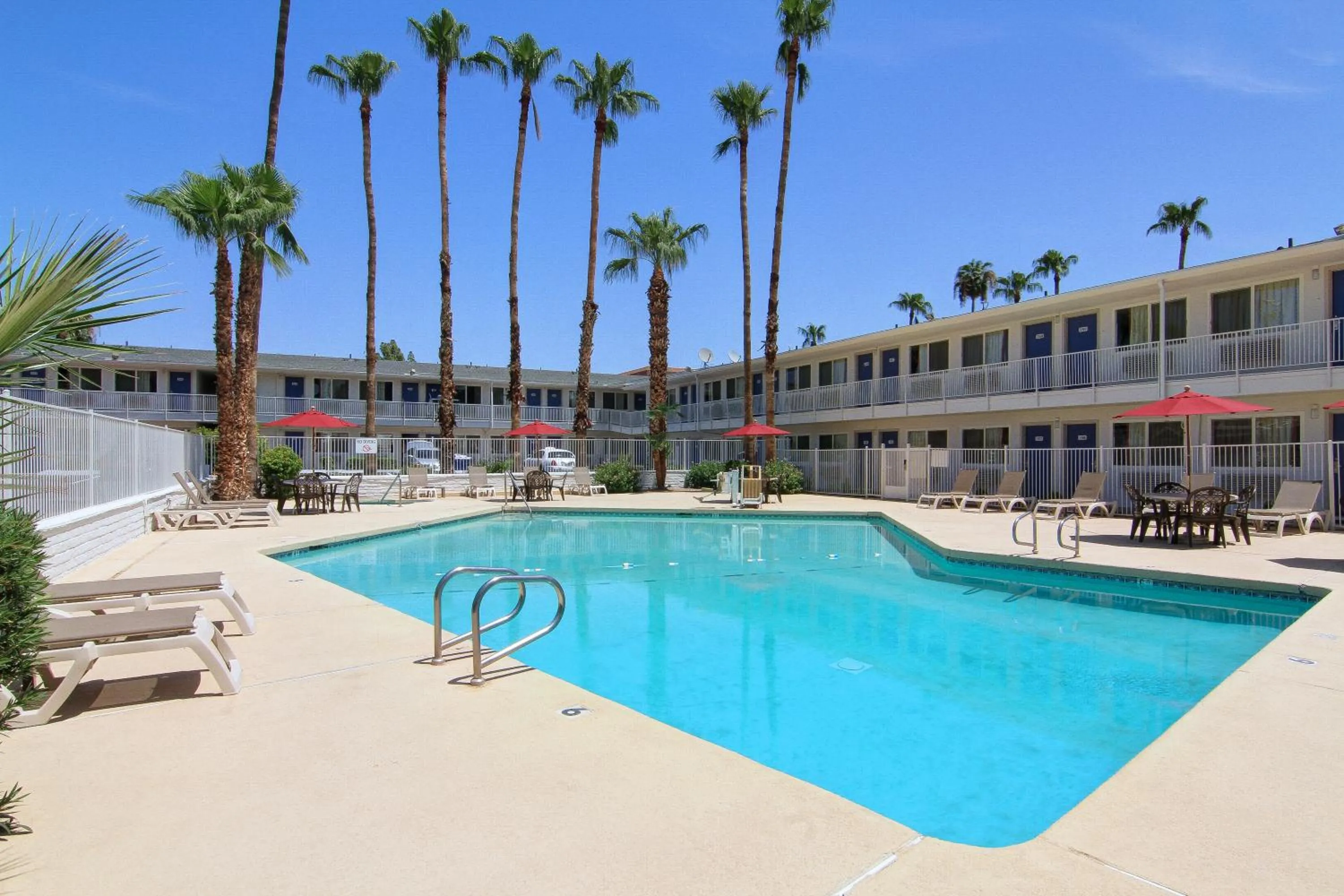 Swimming pool in Motel 6 Old town Scottsdale Fashion Square
