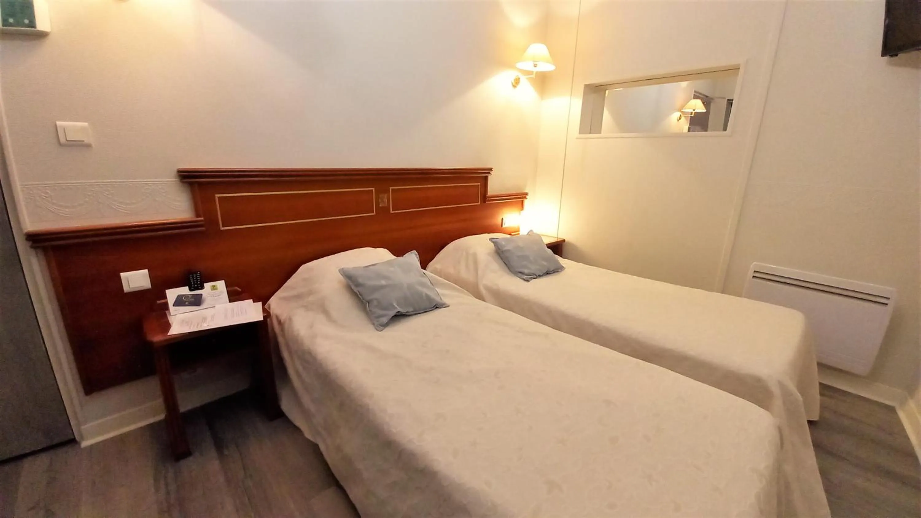 Bed in Logis Hôtel & Restaurant du Chemin des Dames