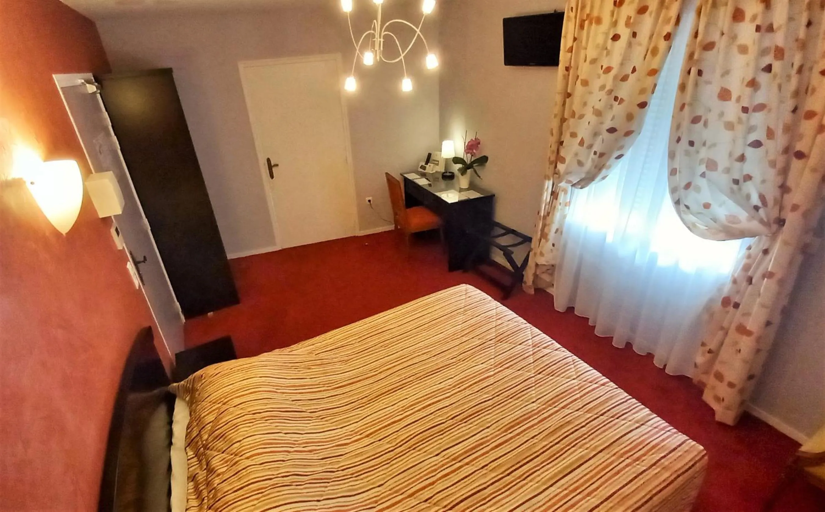 Bed in Logis Hôtel & Restaurant du Chemin des Dames