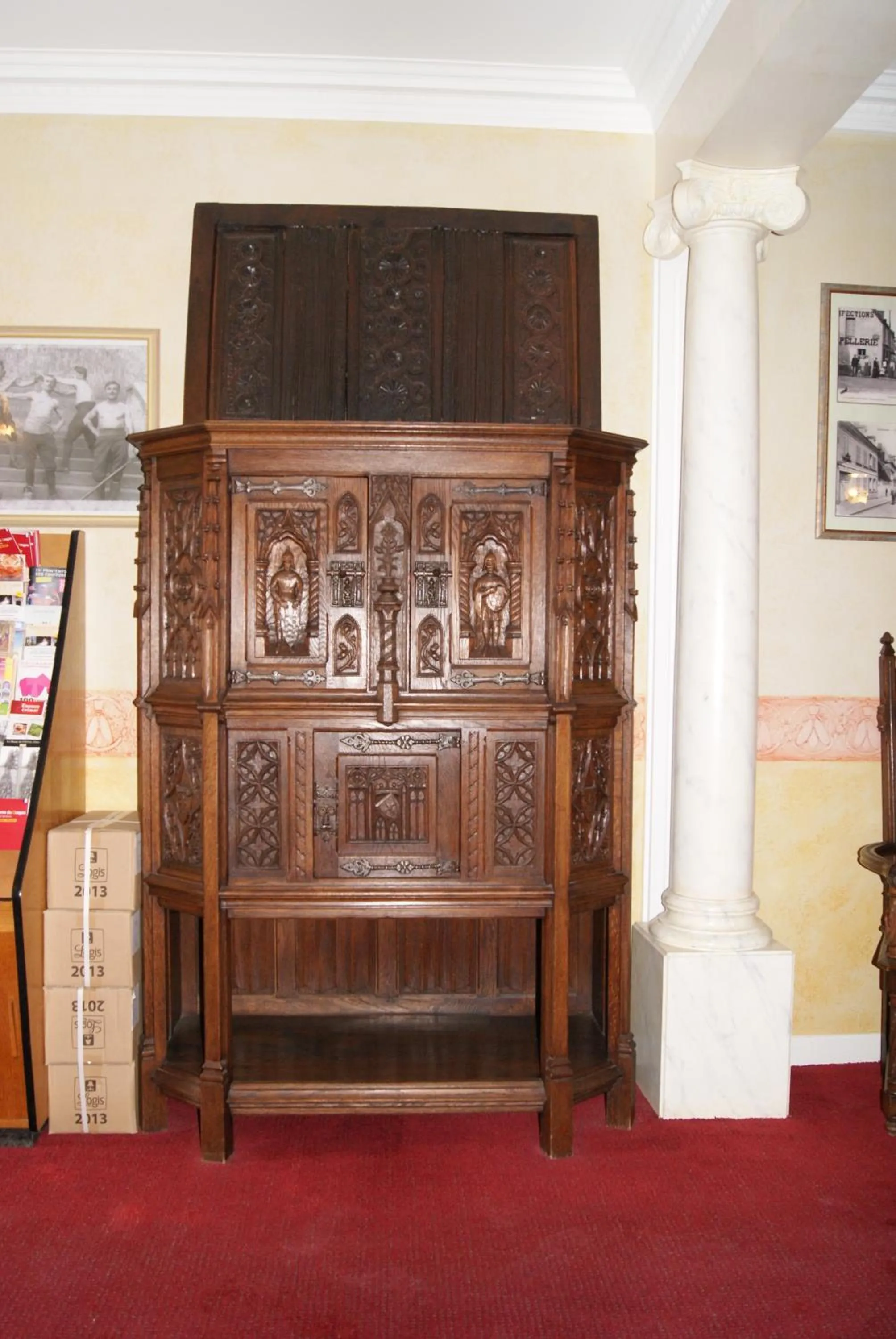Decorative detail in Logis Hôtel & Restaurant du Chemin des Dames