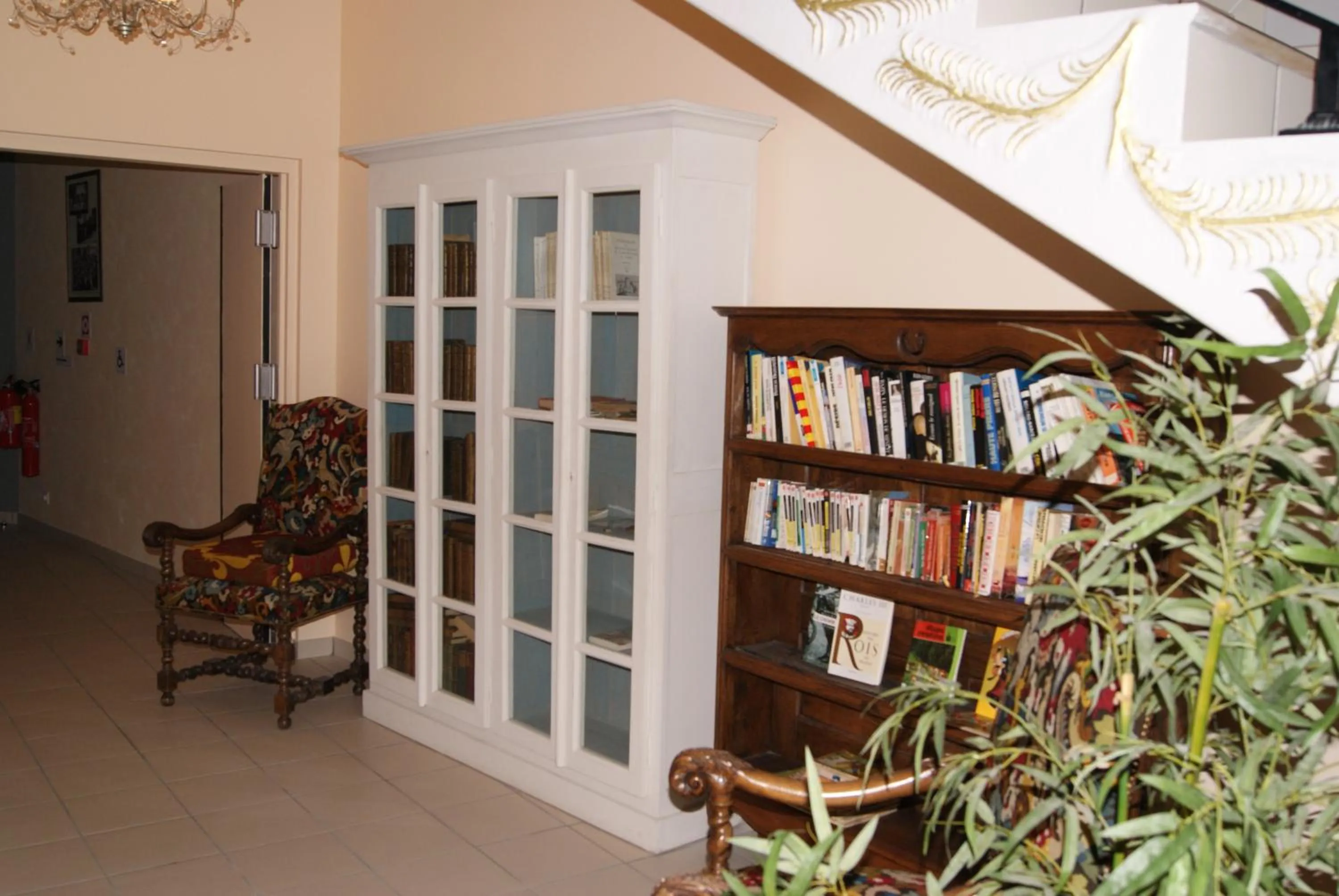 Library in Logis Hôtel & Restaurant du Chemin des Dames