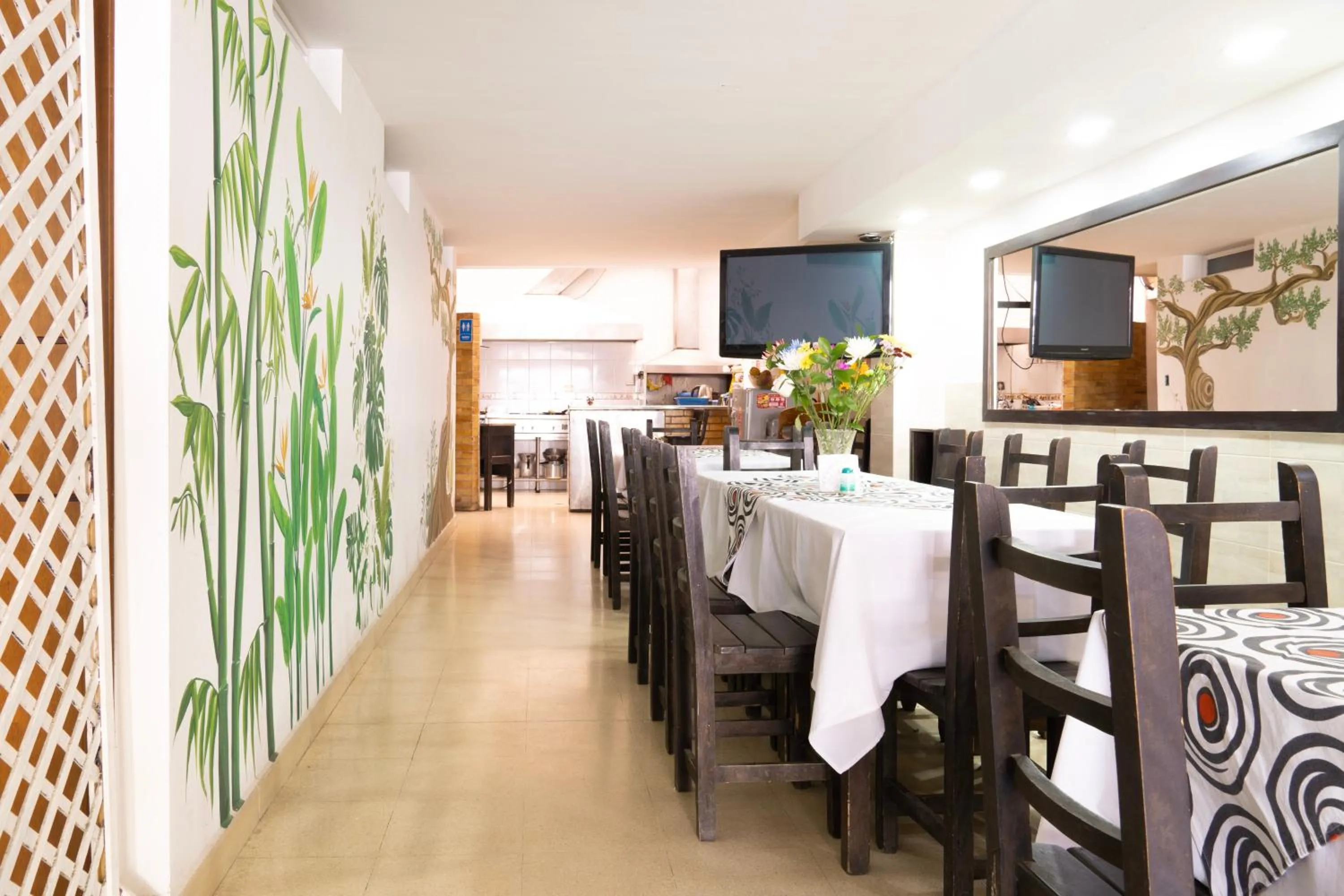 Restaurant/places to eat in Hotel Riviera Plaza