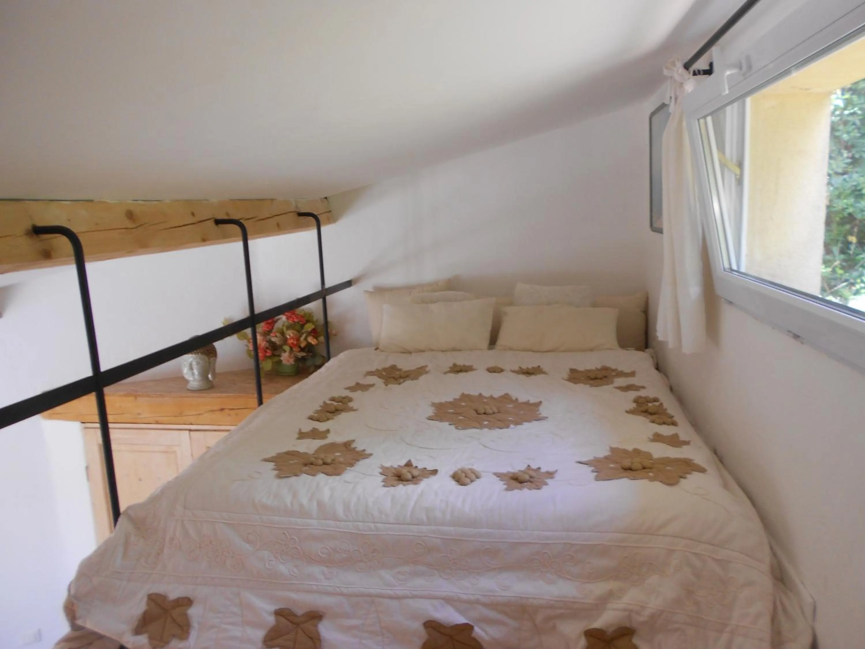 Property building, Bed in Le Mas de FRAYERE