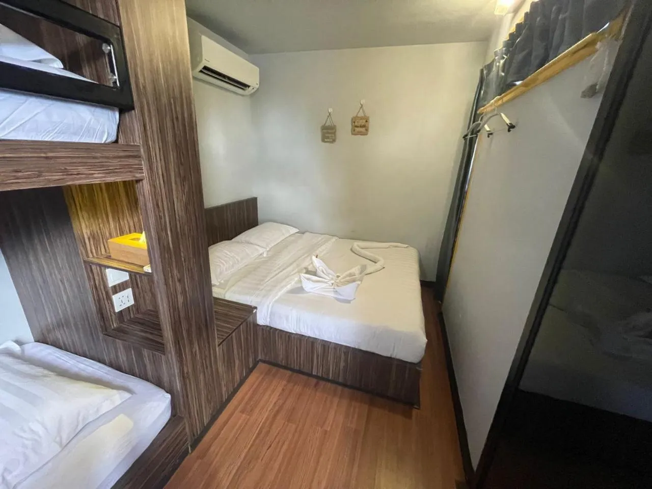 Photo of the whole room in 7 Inn Semporna