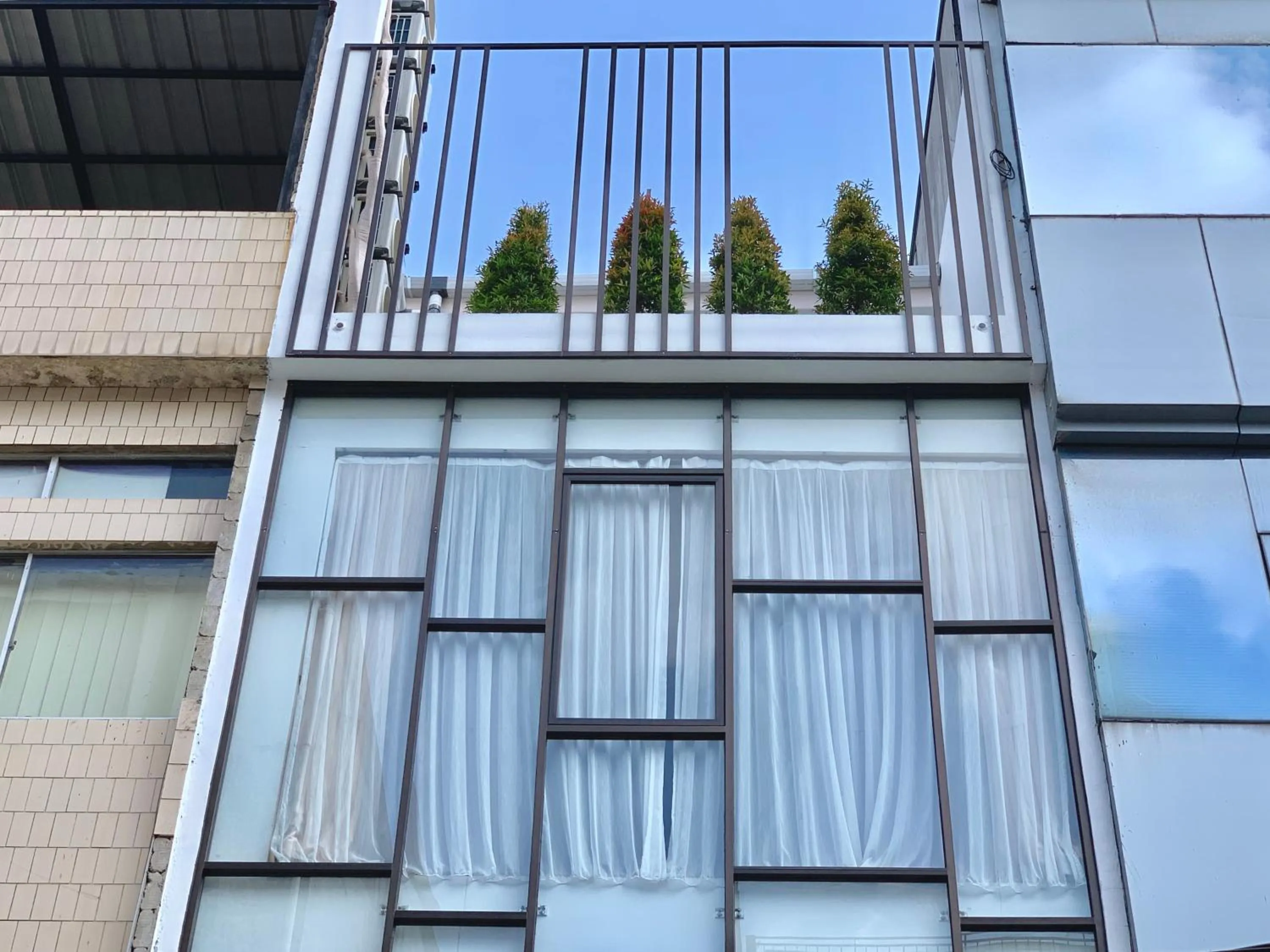 Property building in Stay Inn Hostel Jakarta