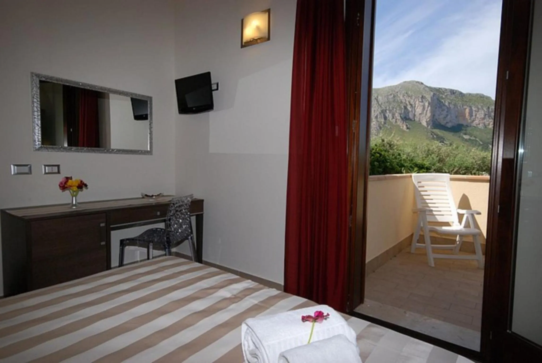 Balcony/Terrace, Bed in Trigrana Vacanze Hotel