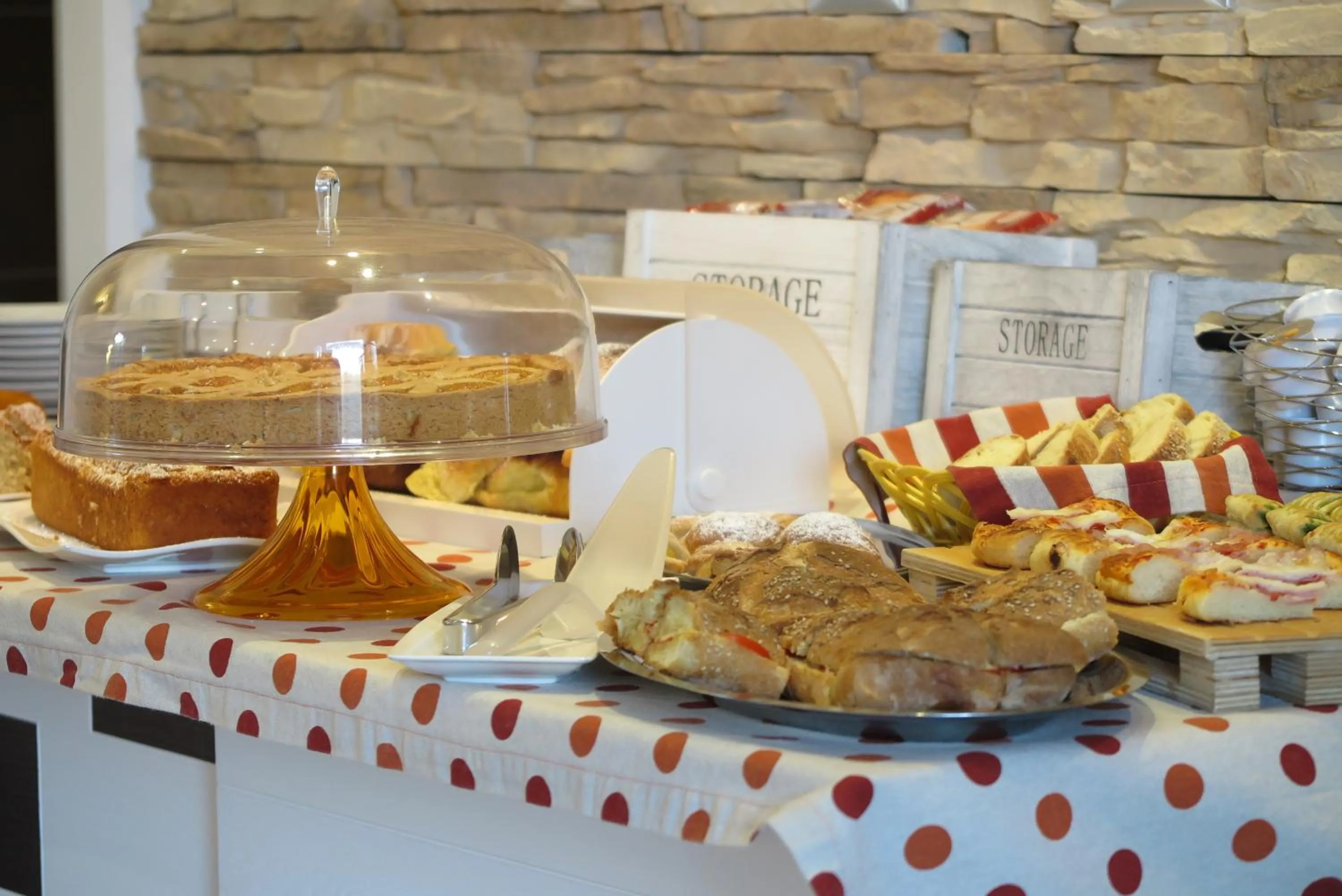 Buffet breakfast in Trigrana Vacanze Hotel