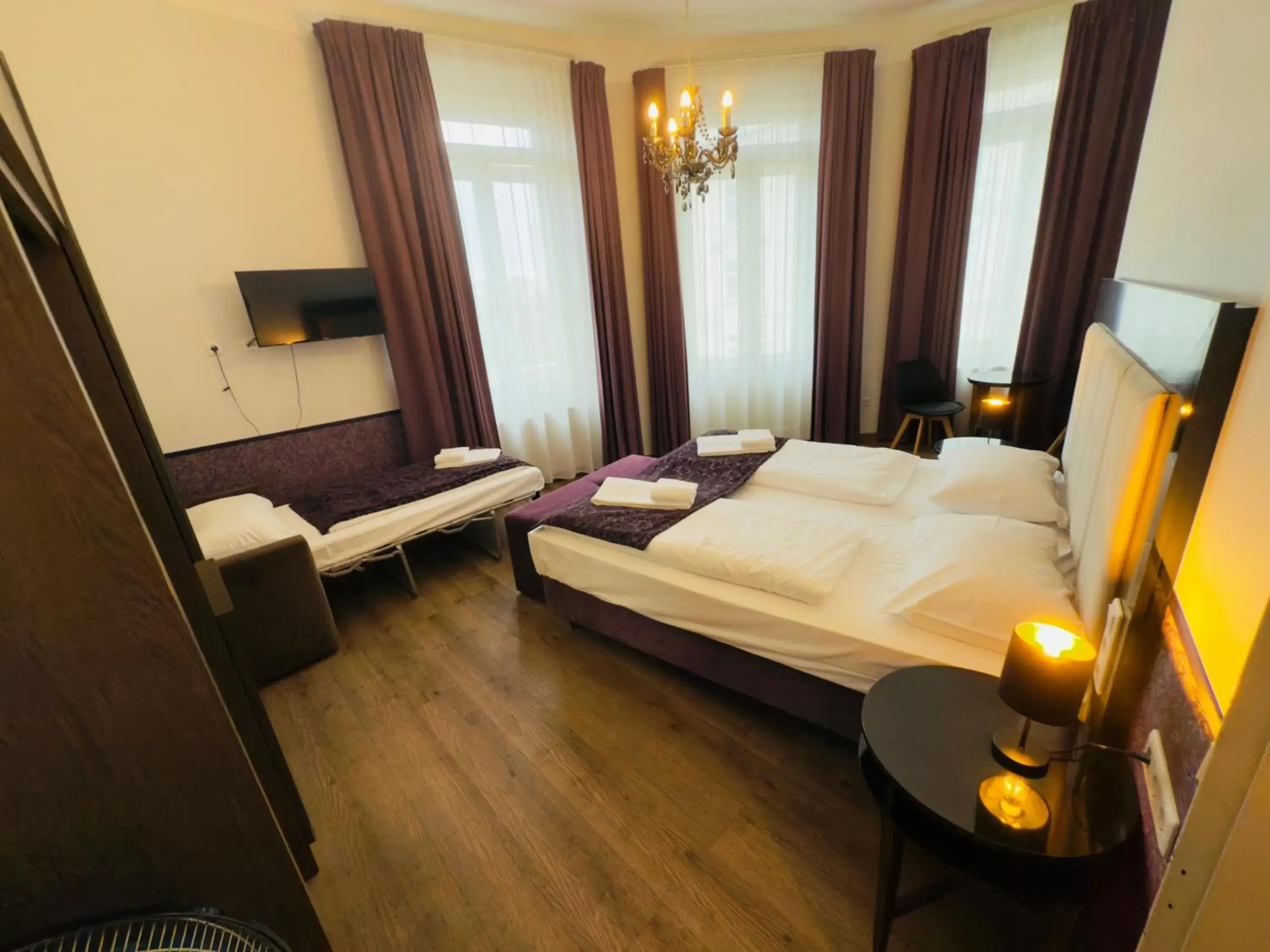 Superior Triple Room with Balcony in Hotel Pension Baron am Schottentor Superior Triple Room with Balcony in Hotel Pension Baron am Schottentor