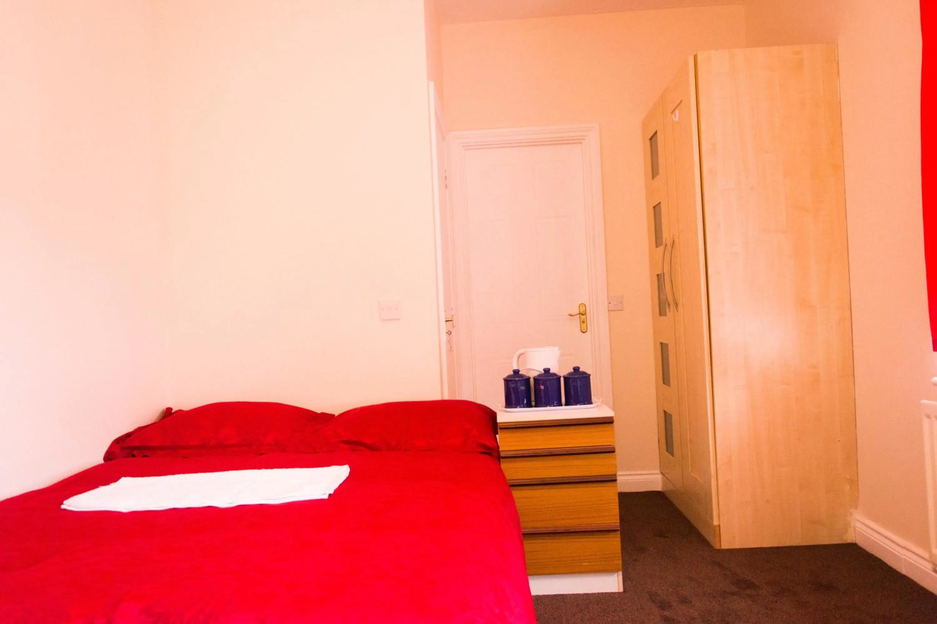 Bed in QUEEN GUEST HOUSE