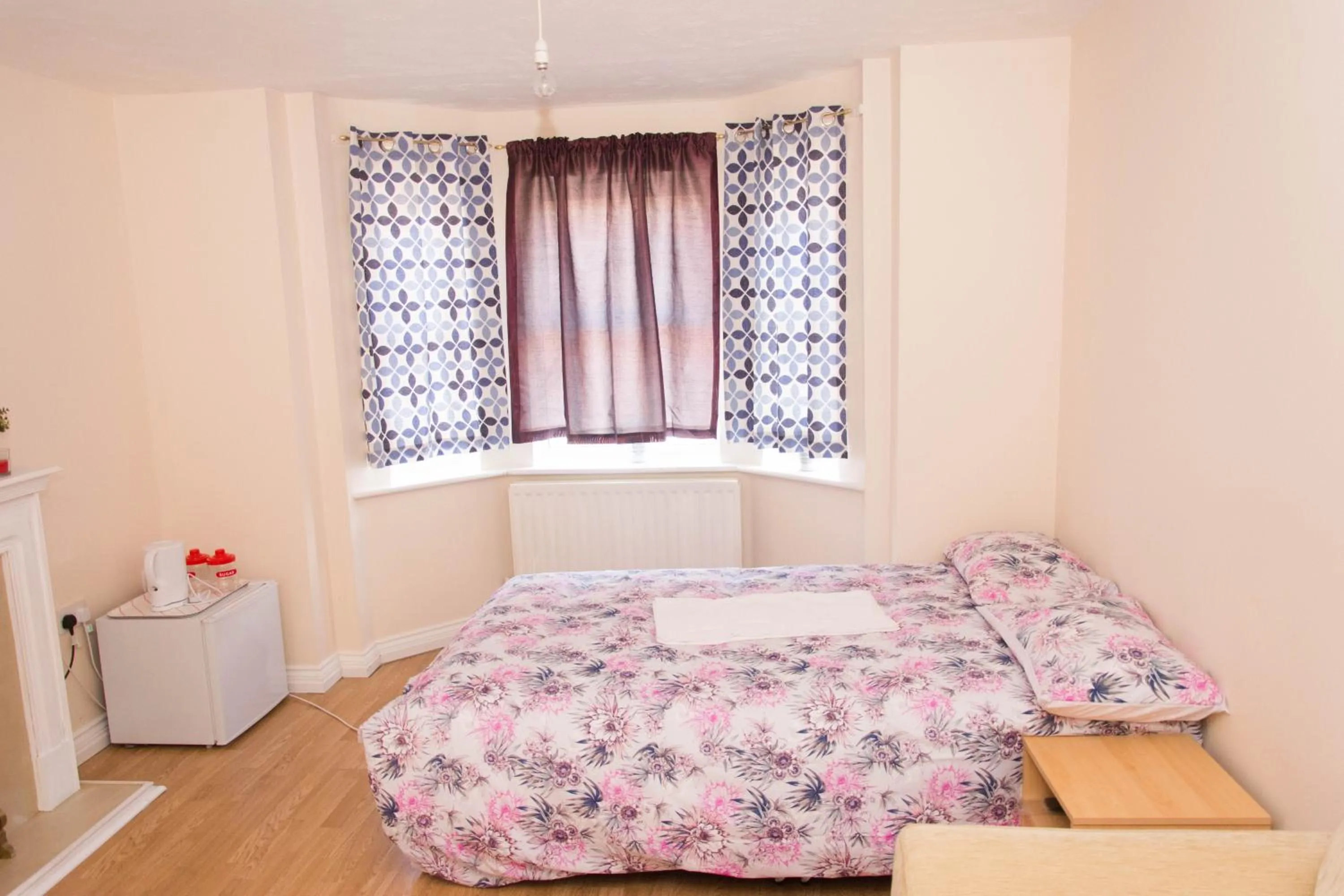 Bed in QUEEN GUEST HOUSE