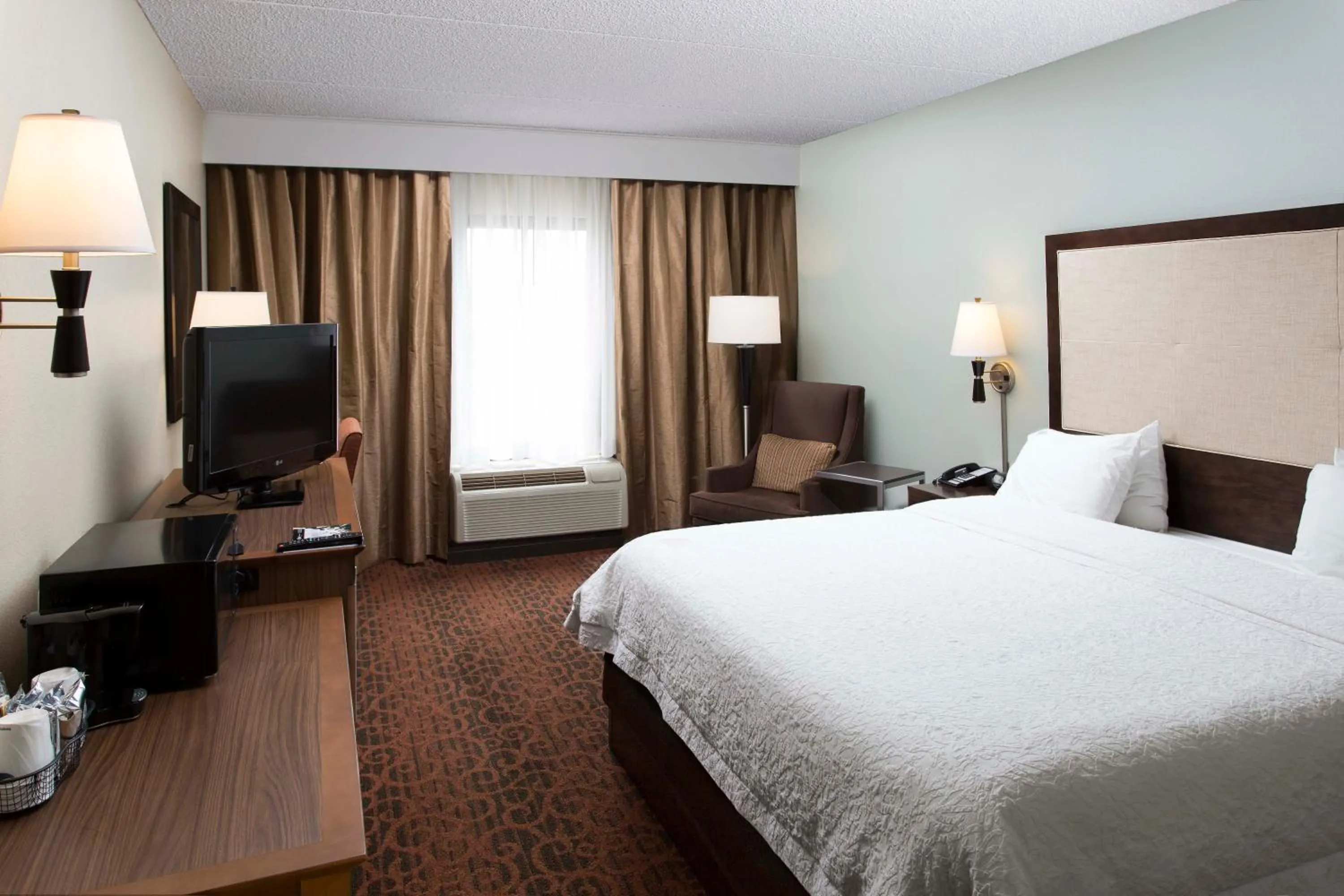 Photo of the whole room, Bed in Hampton Inn Troy