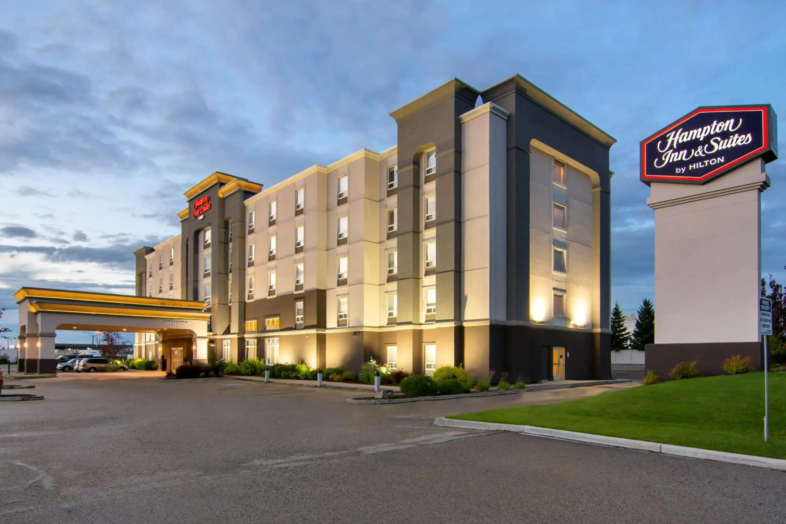 Property building in Hampton Inn & Suites Edmonton/West Property building in Hampton Inn & Suites Edmonton/West