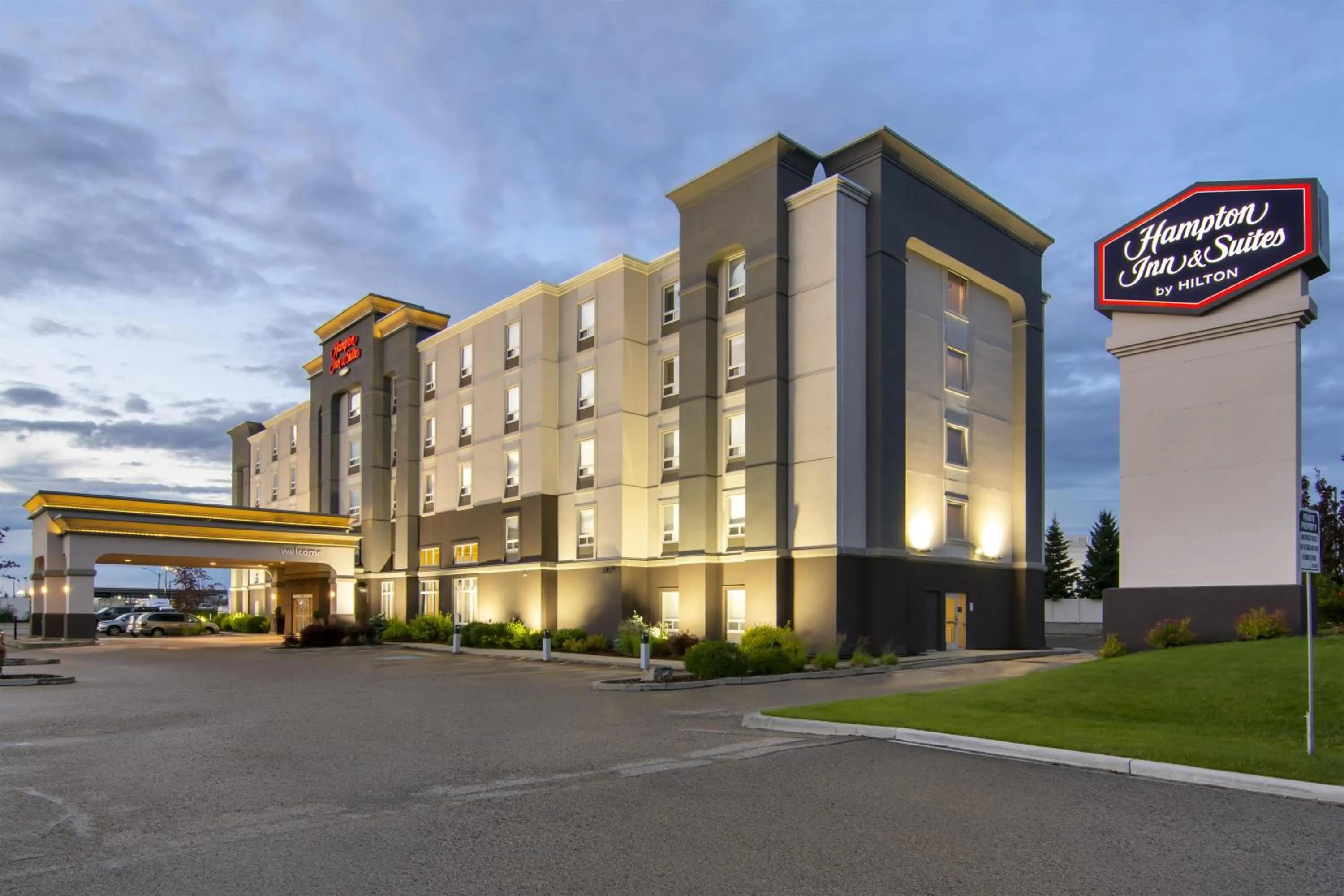 Property building in Hampton Inn & Suites Edmonton/West