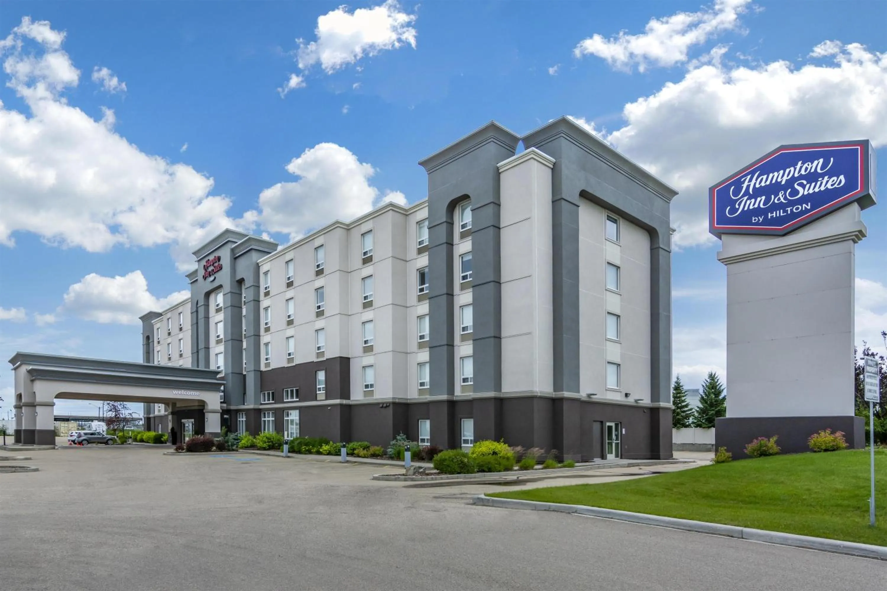 Property building in Hampton Inn & Suites Edmonton/West