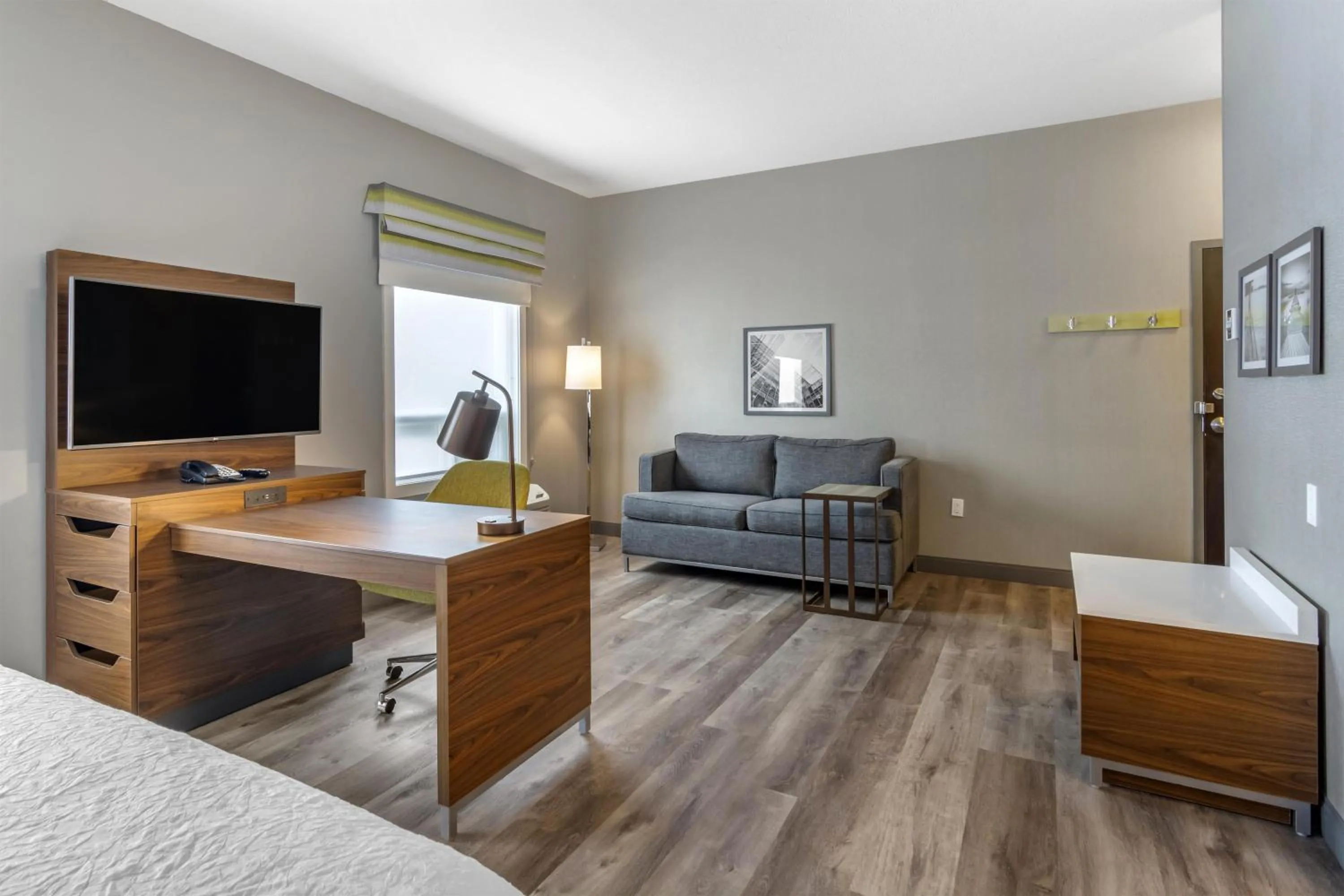 Living room, Bed in Hampton Inn & Suites Edmonton/West