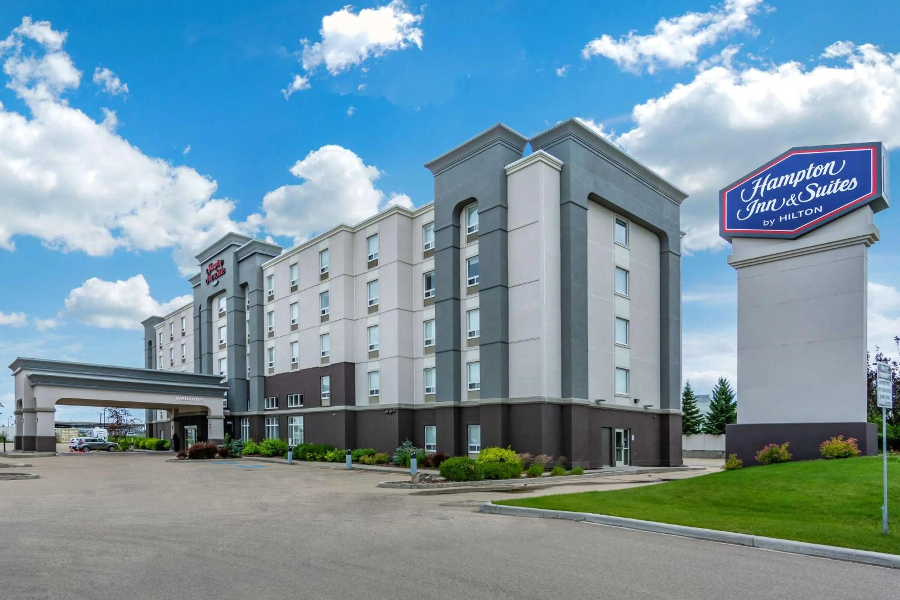 Property building in Hampton Inn & Suites Edmonton/West