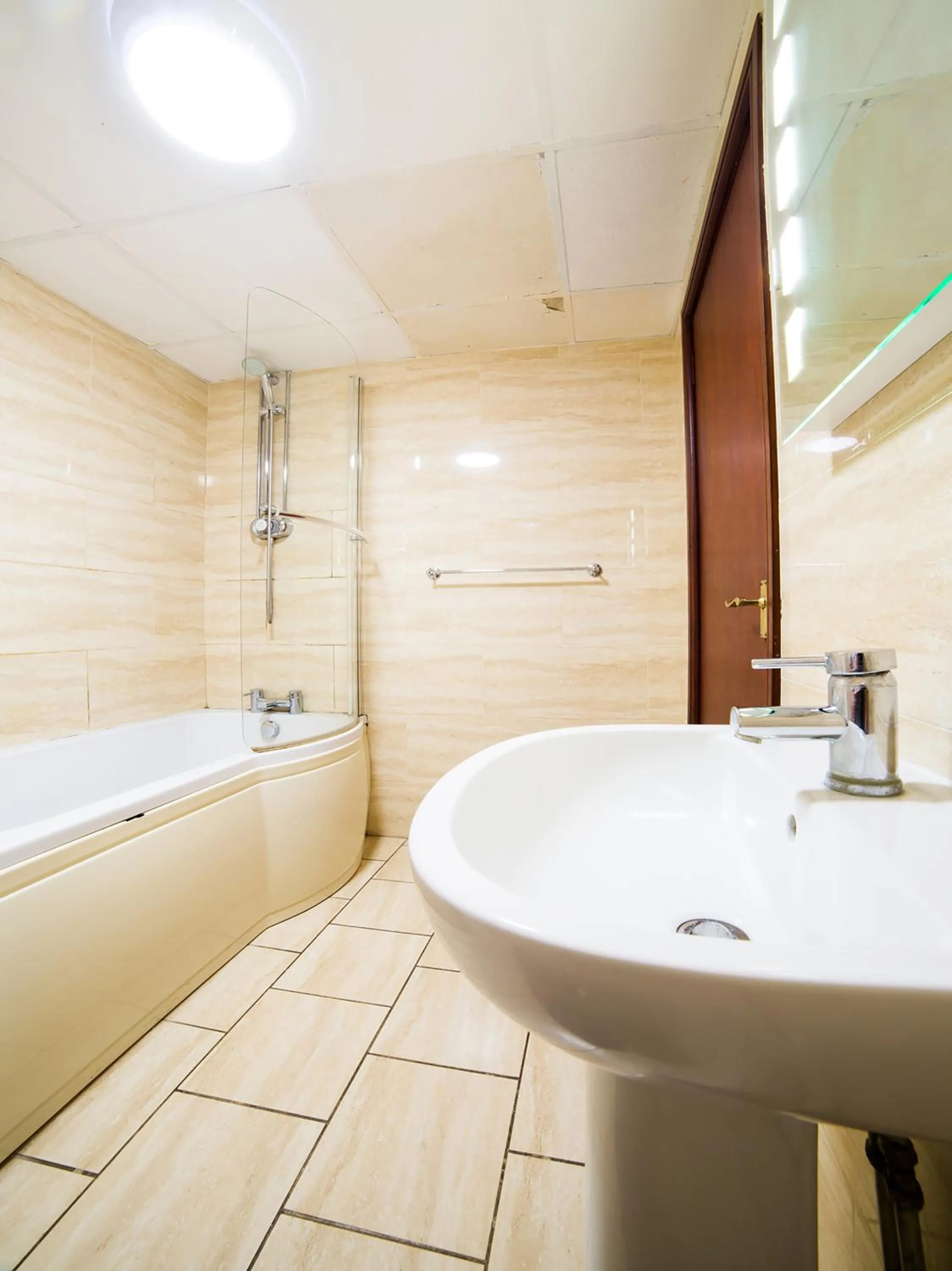 Bathroom in The Whistle and Flute