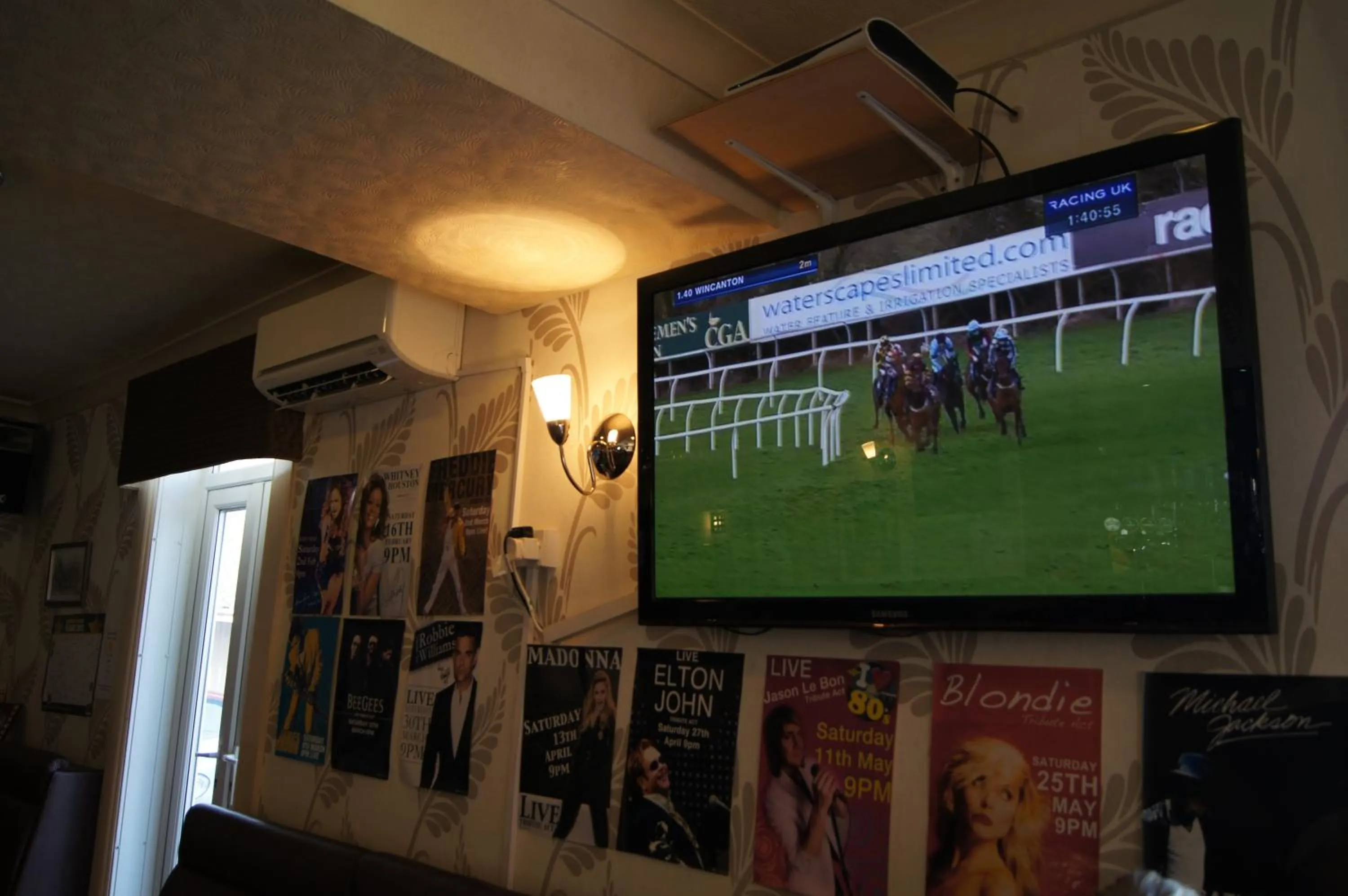 Lounge or bar in The Whistle and Flute